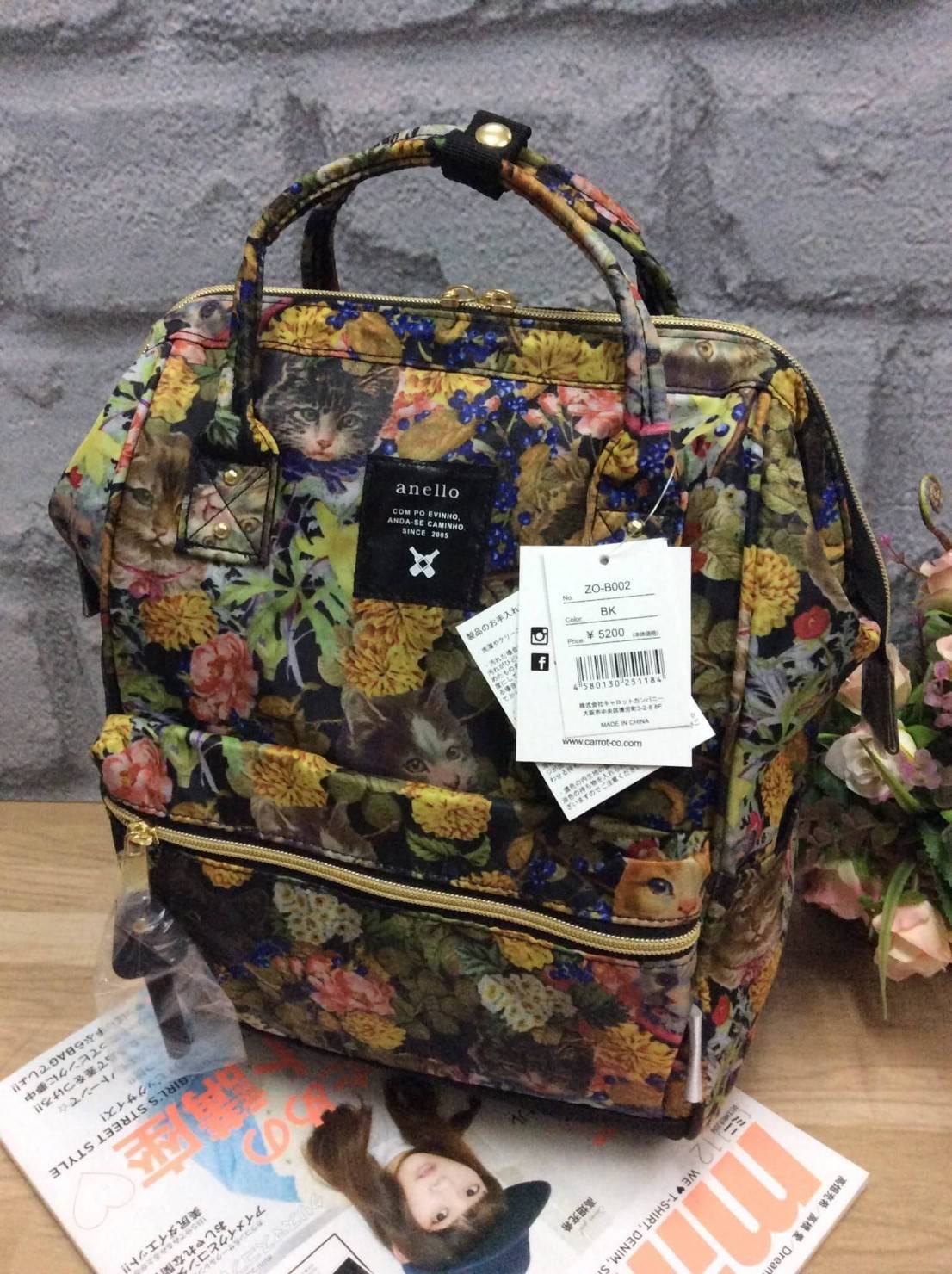 เป้ฮิตติดชาร์จกับ Anello รุ่น The emporium dark brown (limited edition) ขนาดมินิ กำลังดี วัสดุผ้าแคนวาสสลับหนัง polyester ปากกระเป๋ากว้างมีโครง มีตัวล้อคที่หูจับ ด้านหลังมีซิปสะดวกต่อการหยิบของภายใน ด้านข้างมีช่องทั้งสองข้าง กว้างจุได้เยอะ น้ำหนักเบา ดูแล