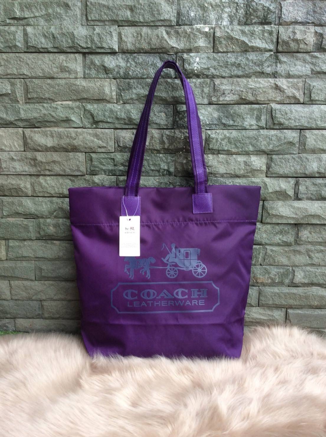 COACH nylon tote bag กระเป๋าสะพายทรง tote วัสดุ nylon หูหิ้วหนัง+ nylon ด้านหน้าปั๊ม logo brand เปิดปิดด้วยกระดุมแม่เหล็ก ภายในกว้าง ใส่ A4 ได้ และมีช่องซิปเล็กใส่ของจุกจิก ใบนี้จุได้เยอะ ทนทานทำความสะอาดง่ายค่ะ สวยทุกสีค่ะ