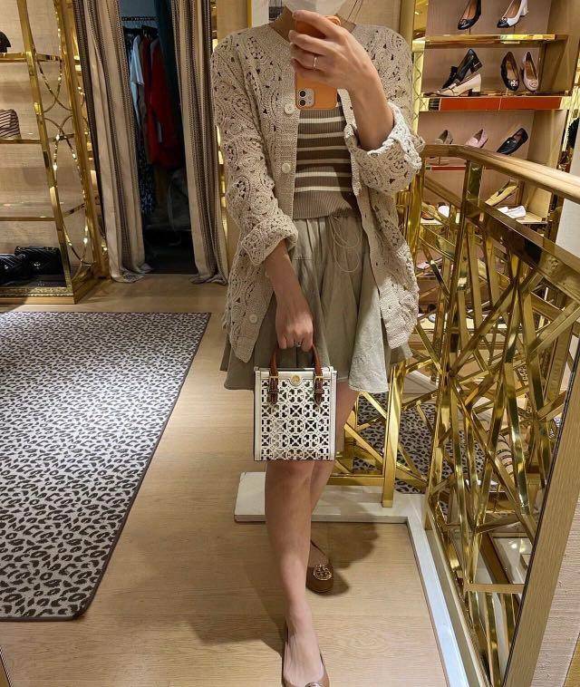 TORY BURCH T MONOGRAM LASER-CUT MINI TOTE ใจบางที่สุดกับคอลเลคชั่นนี้ กับกระเป๋าสะพายทรงโท้ท ไซส์มินิ ที่เพิ่มดีเทลความแพงด้วยการฉลุลวดลายโมโนแกรมรอบใบ ถักทอเป็นเส้นลายสานที่สวยงามมาก งานฝีมือจริงๆ วัสดุหนัง cowhide ปากกระเป๋ามีแถบแม่เหล็กกันหล่น และมีหูจ