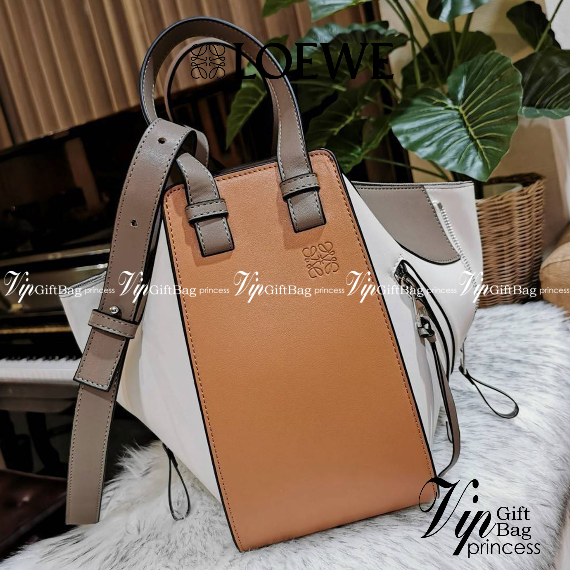 LOEWE HANDLE & SHOULDER BAG GIFT WITH PURCHASE GWP รุ่น Rare items สุดๆวัสดุหนังแท้ Calfskin หนังสวยดีไซน์มีเอกลักษณ์ ใบใหญ่กำลังดี น้ำหนักเบา สามารถปรับได้หลายทรง ด้านข้างมีซิปปรับขยายได้ ภายในโล่งกว้าง ใส่กระเป๋าสตางค์ กล้อง มือถือ ของใช้ได้เยอะ หูหิ้วห