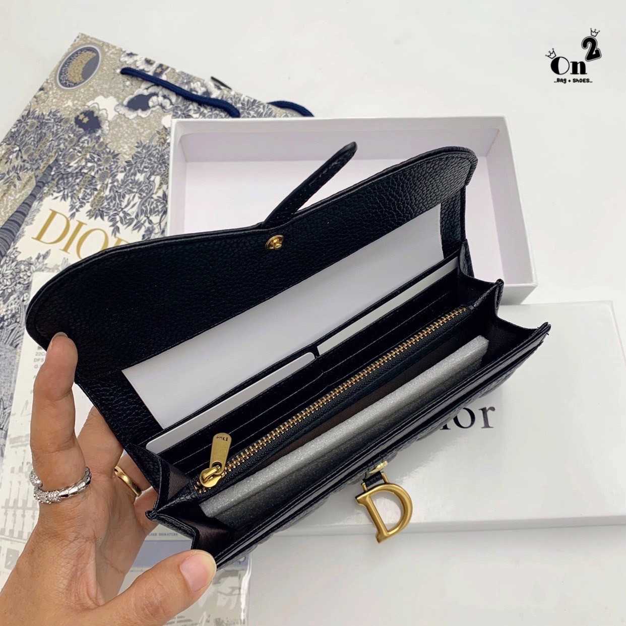 Dior Long Wallet กระเป๋าสตางค์ใบยาว เปิดหน้าทรงเคิร์ป สวยหรู งานหนังนิ่มฟู มาพร้อมอะไหล่สีทองหรูหรา ด้านในมี 3 ช่องใช้งาน งานจริงคือสวยมาก มาให้สาวๆเลือกใช้กัน 3 โทนสี ราคาดีย์มากกน้าาา
