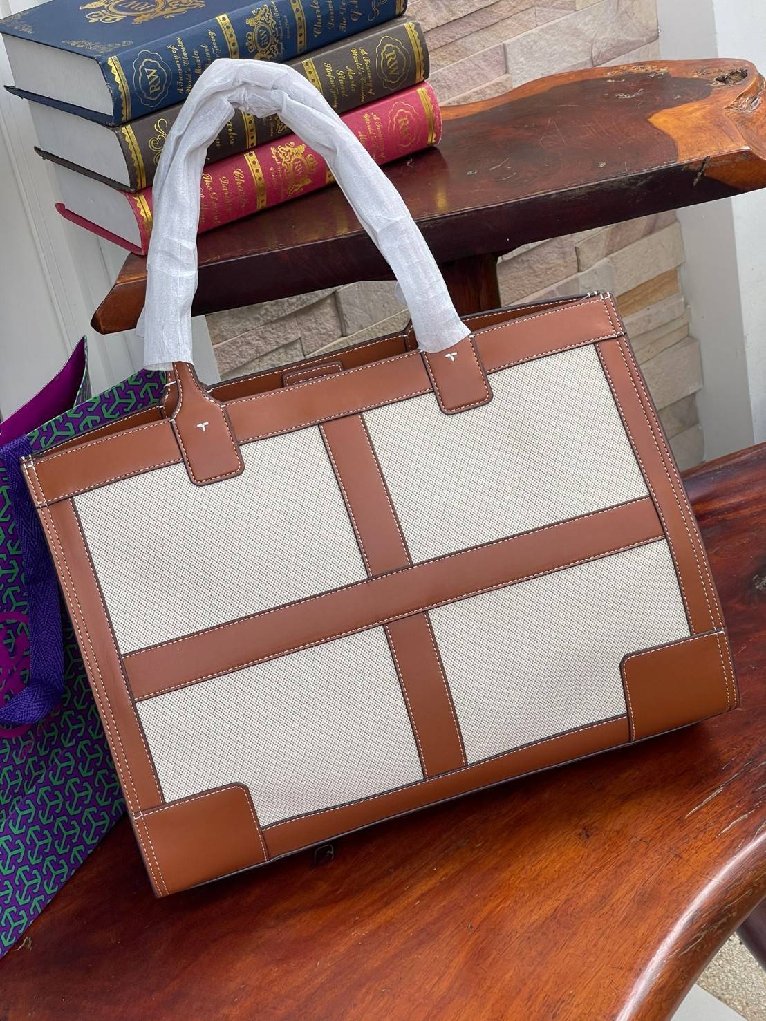 ของแท้ 💯% 】Large Tory burch ella canvas quadrant tote กระเป๋าสำหรับใช้ในวันที่มีกิจกรรมทางการ เช่น วันที่ไปเยี่ยมลูกค้าของบริษัทหรือประชุมสำคัญ อันดับแรกที่ควรคำนึงถึงเลยคือ "ความสุภาพของสีกระเป๋า"