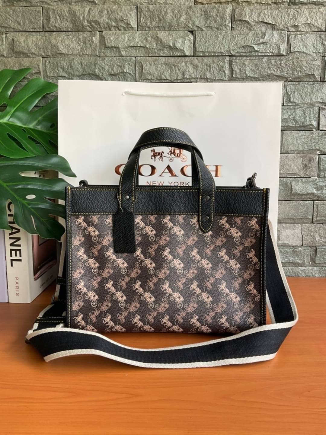 ของแท้ 💯% Coach Womens Field Tote 30 With Horse And Carriage Print V5/Brown Black กระเป๋าทรง Tote Print ลายโลโก้แบรนด์รถม้า สวยหรูดูคลาสสิก
