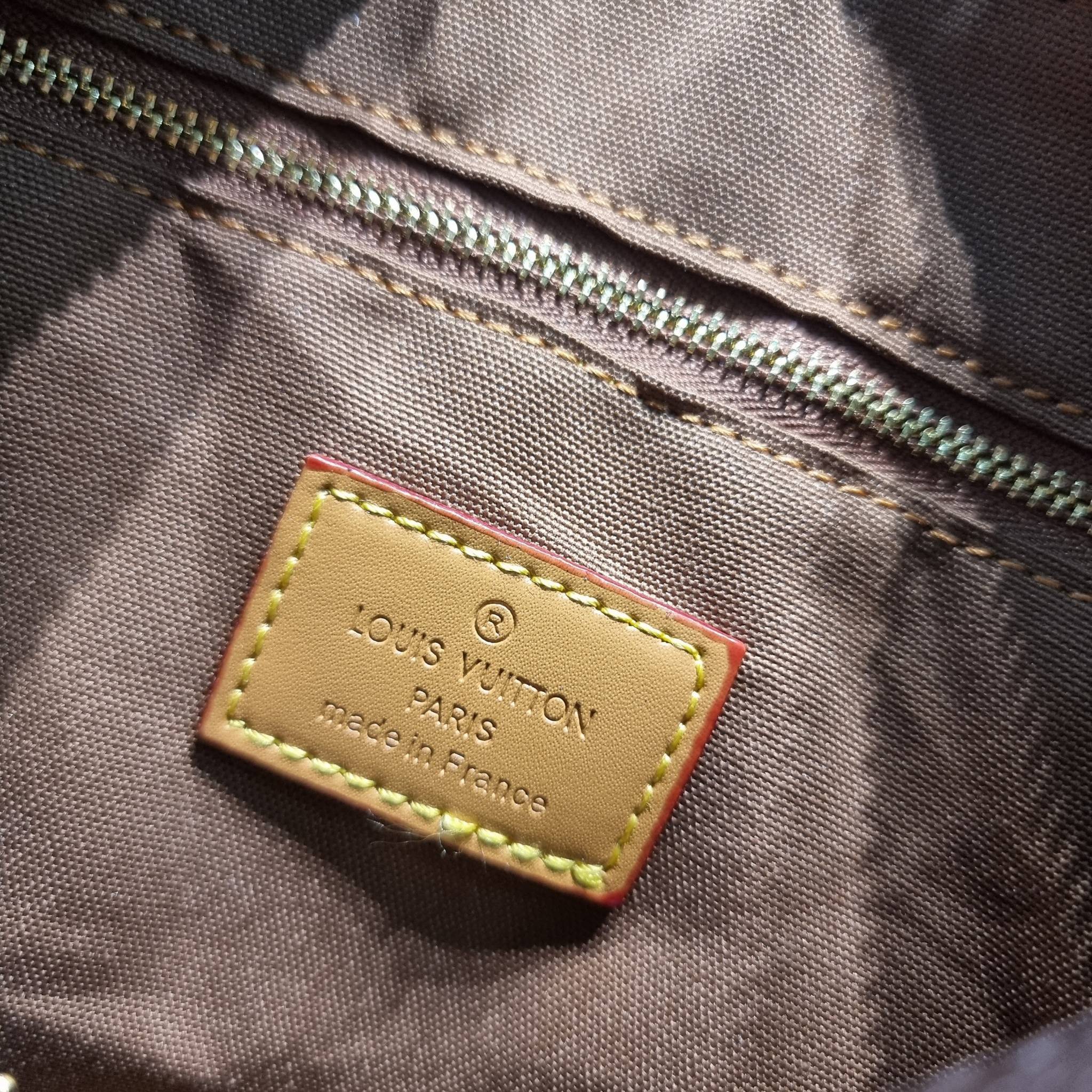 LV INVENTEUR MONOGRAM BAG รุ่นหายากสุดคลาสสิค กับกระเป๋าสะพายข้างดีไซน์วินเทจ ย้อนยุค มีดีเทลความหรูด้วยแผ่นเพลทสีทอง สายสะพายในตัวใช้งานได้คล่องตัว