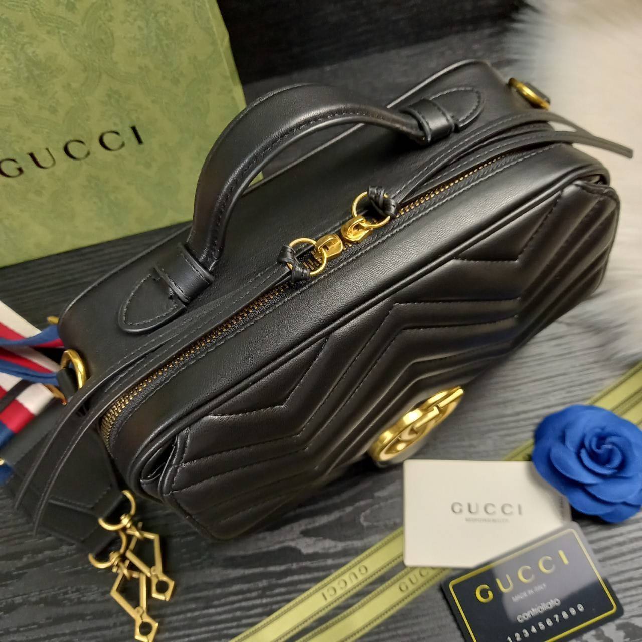 VIP GUCCI GG MARMONT TOP HANDLE SHOULDER BAG / BOLSA GG MATELASSE กระเป๋าถือ กระเป๋าสะพาย คอลเลคชั่นสุดหรู มาพร้อมสายสปอร์ตสะพายยาว สามารถปรับระดับได้ ถอดได้ เป็นอีกรุ่นที่โดดเด่นมากๆ การใช้งานคล้องตัวสุดๆ โดดเด่นด้วยโลโก้ GG ขนาดใหญ่เป็นเอกลักษณ์