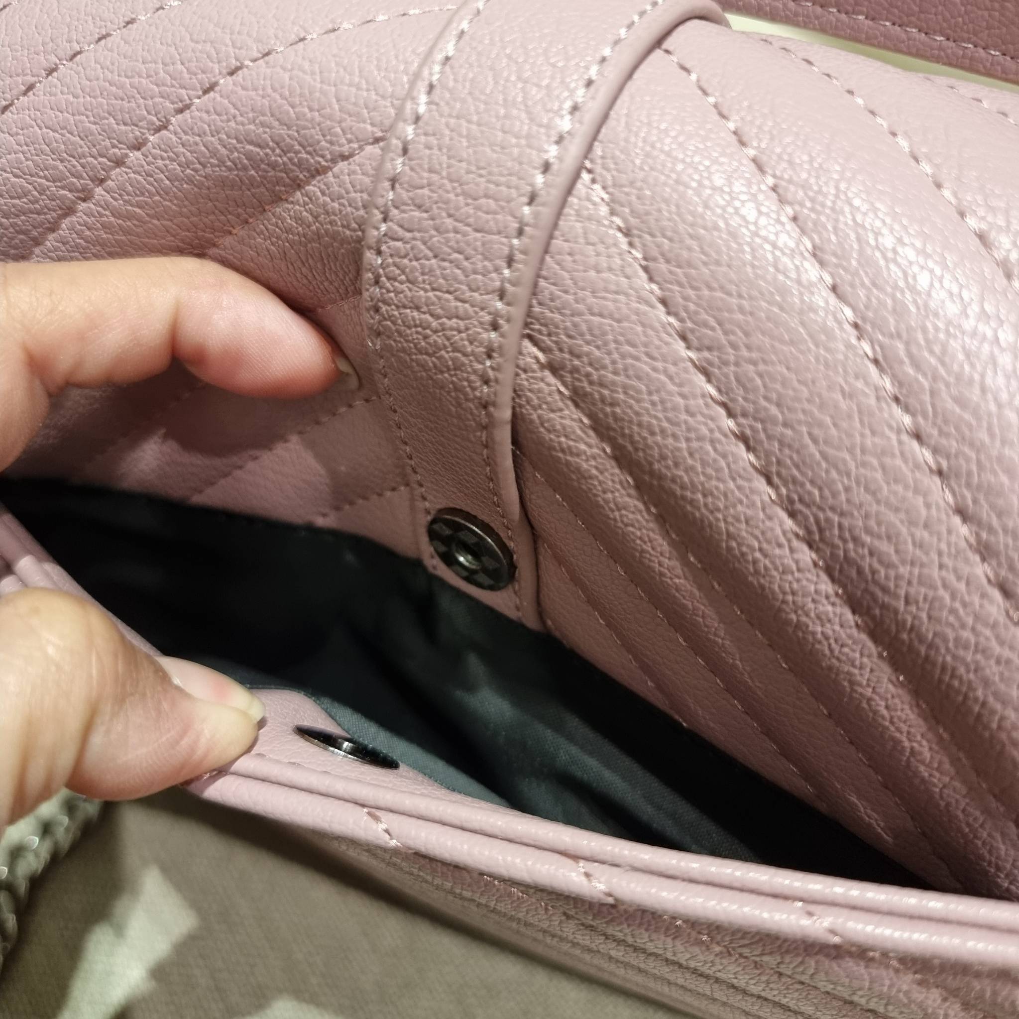 Yves Saint laurent crossbody boutique vip bag กระเป๋าสะพายไหล่ ดีไซน์ทรงสวยหรู พิเศษ แถมฟรี พวงกุญแจห้อยโลโก้ ดูแพงไปหมดจริงๆไอเท็มนี้ วัสดุหนังสังเคราะห์ลายคาร์เวีย เปิด-ปิดด้วยกระดุมแม่เหล็ก ภายในโล่งกว้าง แบ่งสัดส่วนไว้อย่างดี มาพร้อมหูจับในตัว และสายส