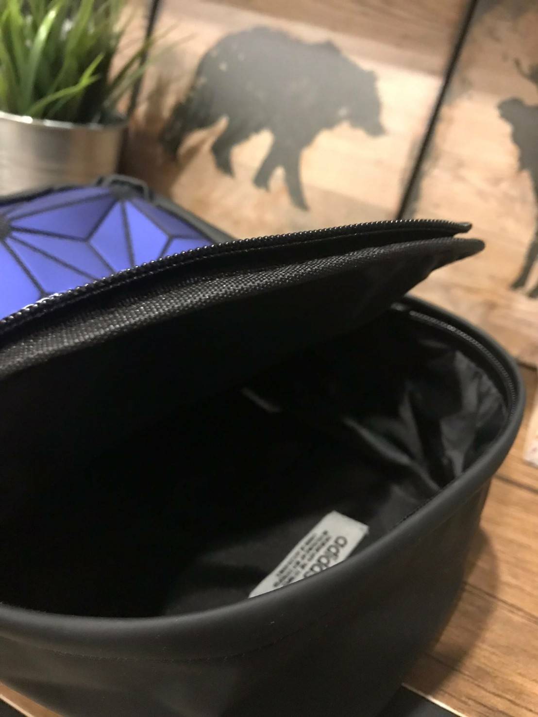 Adidas Originals 3D Mini Backpack & Shoulder Bag หนึ่งในคอลเลคชั่นสไตล์สปอร์ตดีไซน์สุดฮิตจาก ISSEY MIYAKE ใช้ได้ทั้งชายหญิง ขนาดกลางกำลังดี น้ำหนักเบา เปิดปิดด้วยซิปคู่โลโก้แบรนด์ ภายในกว้างมีช่องใส่มินิไอแพคแยกเป็นสัดส่วน มีสายสะพาย2เส้น ดัดแปลงได้หลายรู