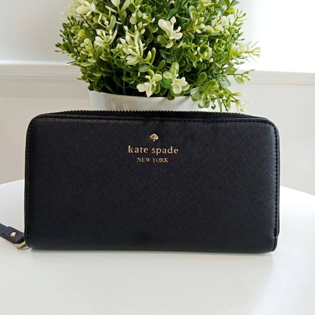 Kate Spade Size: 19 x H. 11 x 2 cm. Color: Black, Navy blue Kate Spade Saffiano long wallet กระเป๋าสตางค์ใบยาวซิปรอบ วัสดุหนังลาย saffiano ภายในมีช่องใส่ธนบัตร, บัตร และช่องซิปใส่เหรียญ ด้านหลังมีอีก 1 ช่องค่ะ
