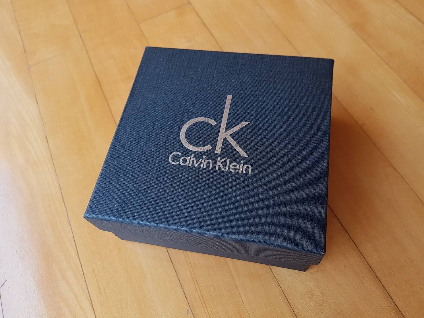 Calvin Klein Men's Belt Gift Set ชุดเข็มขัดสำหรับคุณผู้ชาย วัสดุหนังเรียบ นิ่ม คุณภาพดี ดีไซน์เรียบเท่ห์ หัวเข็มขัดดีไซน์ตัวอักษร CK สีรมดำ สายสลับใช้ได้ 2 ด้านไม่จำเจ 2 in 1ไม่ว่าจะแต่งกาย สไตล์ลำลองหรือทางการเอาอยู่ทุก look ค่ะ ราคาสุดคุ้ม มาพร้อมก
