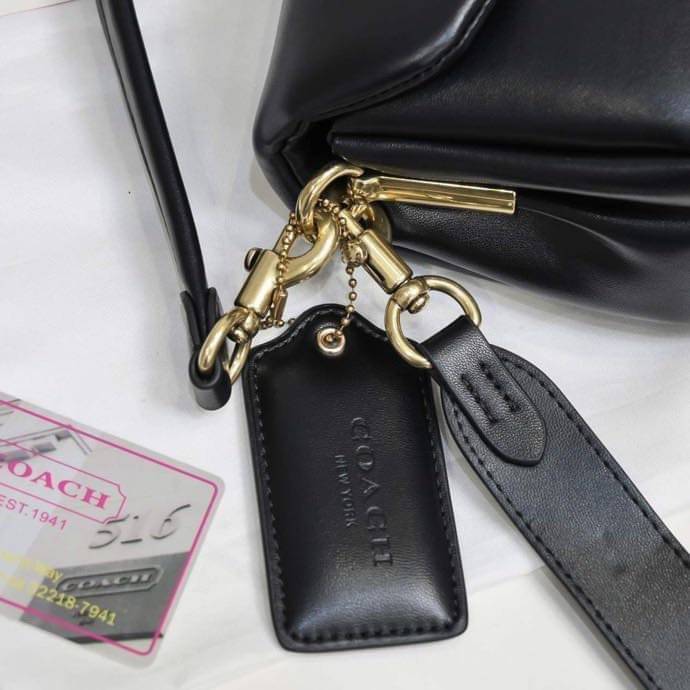 COACH PILLOW TABBY SHOULDER BAG 26 ไซส์ใหญ่ จุของได้ล้นๆ มาใหม่ขายดีที่สุด หนัง nappa หนานิ่ม นุ่มมากๆ พร้อมโลโก้รุ่นใหม่ด้วยเช่นกัน เพิ่มความหรู ดูดีเข้าไปอีกค่ะ