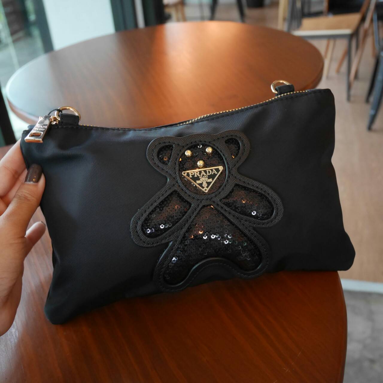 Best Seller!! กระเป๋าอเนกประสงค์ทรง clucth & crossbody จาก งานพรีเมี่ยมกิ้ฟ จากเคาเตอร์ต่างประเทศคะ แบรนด์ PRADA มาค่า เป็น กระเป๋าผ้าไนล่อน ตามแบบฉบับของแบรนด์เลย ใบนี้มีสายยาวให้คะ เลิศมาก สะพายเป็น shoulder bag ได้เลย ขนาดกำลังดีคะ ใส่มือถือได้ทุกรุ่น 