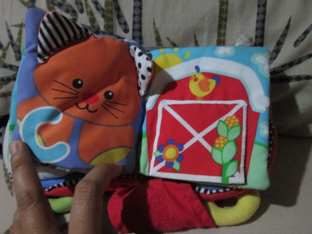 Fisher Price ABC Farm Cloth Book หนังสือผ้าเสริมพัฒนาการด้านภาษามือสอง