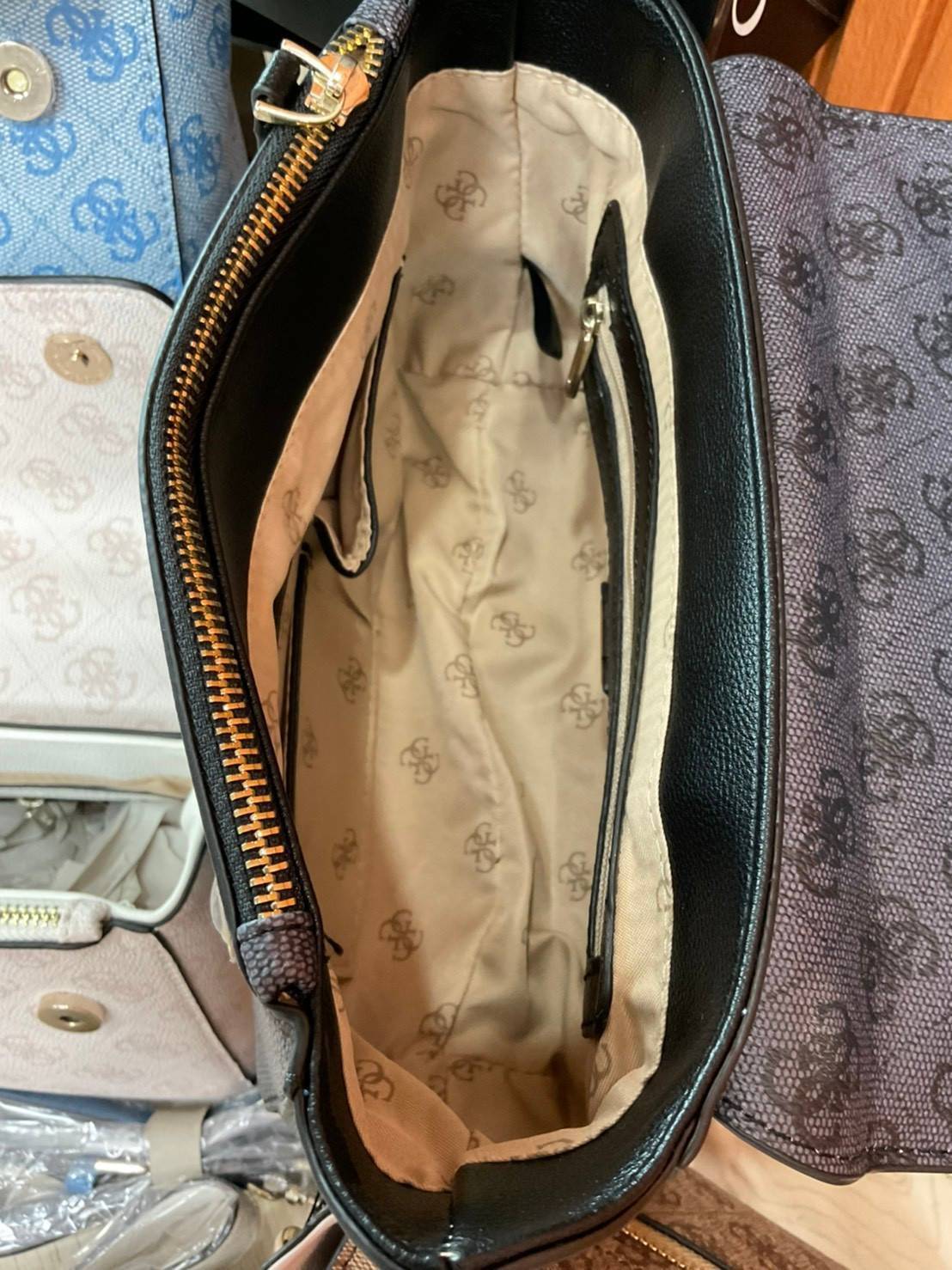 ราคาปังปิ๊นาศ (!!) มากแม่ 💕 GUESS Candace Top Handle Flap Bag กระเป๋าสะพาย Crossbody / คล้องแขน ถือออกงานได้ ทรงน่ารัก จากแบรนด์ GUESS สวยอยู่ทรง ขนาดกำลังดี น้ำหนักเบา ด้านหน้ามีโลโก้แบรนด์อะไหล่ทอง มีอะไหล่โซ่ห้อยด้านหน้าสามารถคล้องแขนและถือได้ 