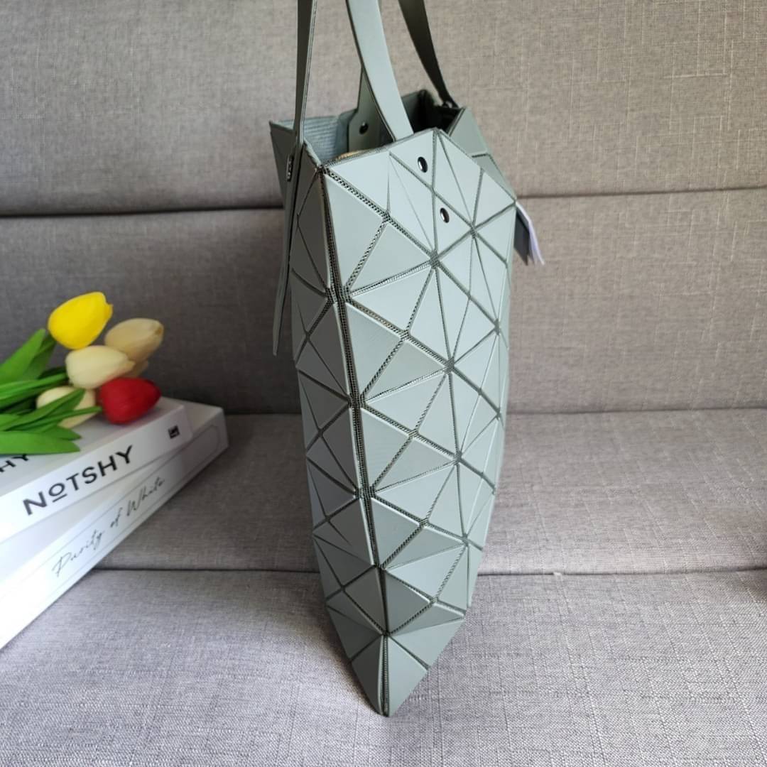 BAO BAO ISSEY MIYAKE LUCENT ONE-TONE กระเป๋า Bao Bao จากแบรนด์ดัง Issey Miyake แบรนด์แฟชั่นจากประเทศญี่ปุ่น ซึ่งมีสินค้ามากมายไม่ว่าจะเป็นเสื้อผ้า นาฬิกา น้ำหอม และที่ขาดไม่ได้นั่นก็คือ กระเป๋า Bao Bao ที่มีความพิเศษในเรื่องของวัสดุและดีไซน์ที่ครองใจสถาปน
