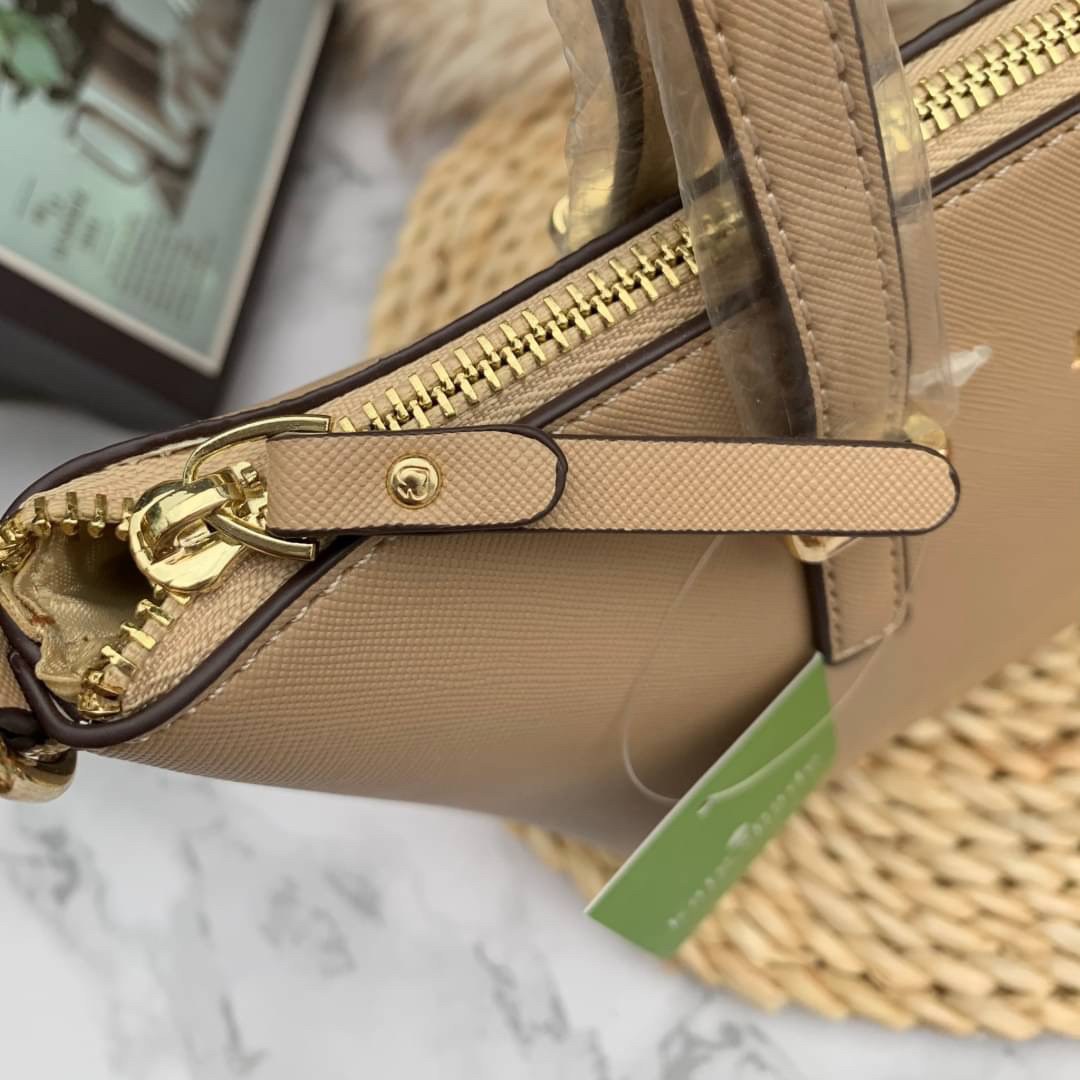 ของแท้ 💯% Kate Spade New York Cross Body Bag กระเป๋าถือหรือสะพาย หนัง Saffiano ภายในมีช่องซิปและช่องเล็ก มีหมุดรองฐานกันรอย 4 มุม อะไหล่ทองทั้งใบ ขนาดกำลังดี ใส่กระเป๋าสตางค์ยาวได้ค่ะ