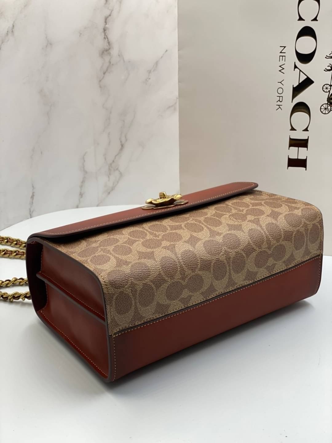 COACH 30585 PARKER IN SIGNATURE CANVAS With Tea Rose สินค้าใหม่ทรงน่ารัก ใช้แล้วดูแพงมากกก มีช่องใส่ขนาดกว้าง ใส่ของได้จำนวนมาก สามารถสะพายข้างแบบโซ่คู่ แบบคุณนาย หรือสะพายเป็น crossbody โดดเด่นด้วยลายsignature coach ใครยังไม่มีห้ามพลาดดดเลยนะ ของสวยจริง