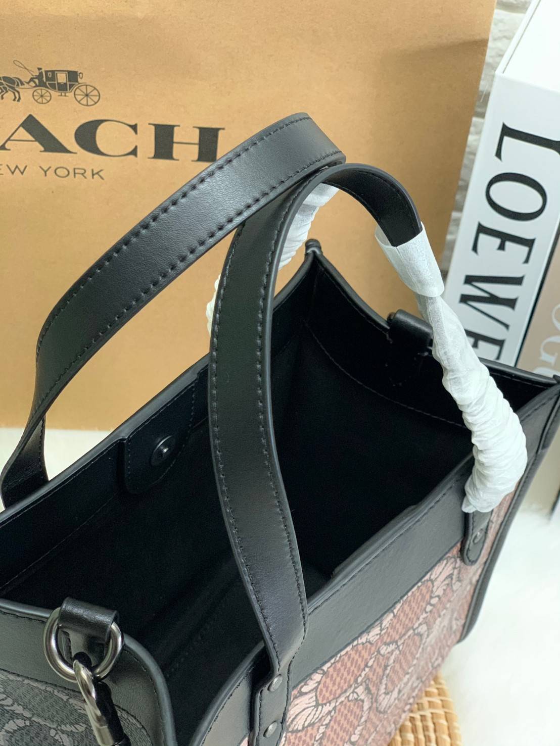 มาสคอตที่รัก 💋 ยังไม่เข้าช๊อปไทย สวยก่อนใครไปเลยจร้าา COACH X MICHAEL B. JORDAN FIELD TOTE 22 IN MUMMIFIED SIGNATURE CANVAS WITH REXY ((C6971)) พร้อมส่งที่ไทยทันทีค่ะ! MICHAEL B.JORDAN ร่มมือกับCoach ออกแบบกระเป๋าทรงTote กนังแท้นิ่มมือ ใหม่ลาสุดมา