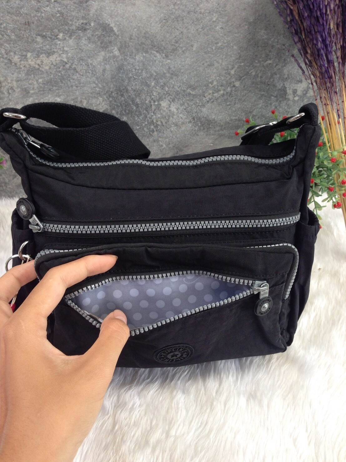 KIPLING Shoulder Bag (K25511) Outlet Hongkong กระเป๋าสะพาย วัสดุ nylon คุณภาพดี กันน้ำ ตามแบบฉบับแบรนด์ แบ่งเป็นช่องซิป 5 ช่อง สามารถใส่ไอแพด กระเป๋าสตางค์ใบยาว และมือถือได้ทุกรุ่นค่ะ จุคุ้มมากๆ น้ำหนักเบา สายสะพายปรับได้ จะสะพายไหล่ หรือ crossbody ได้สบา