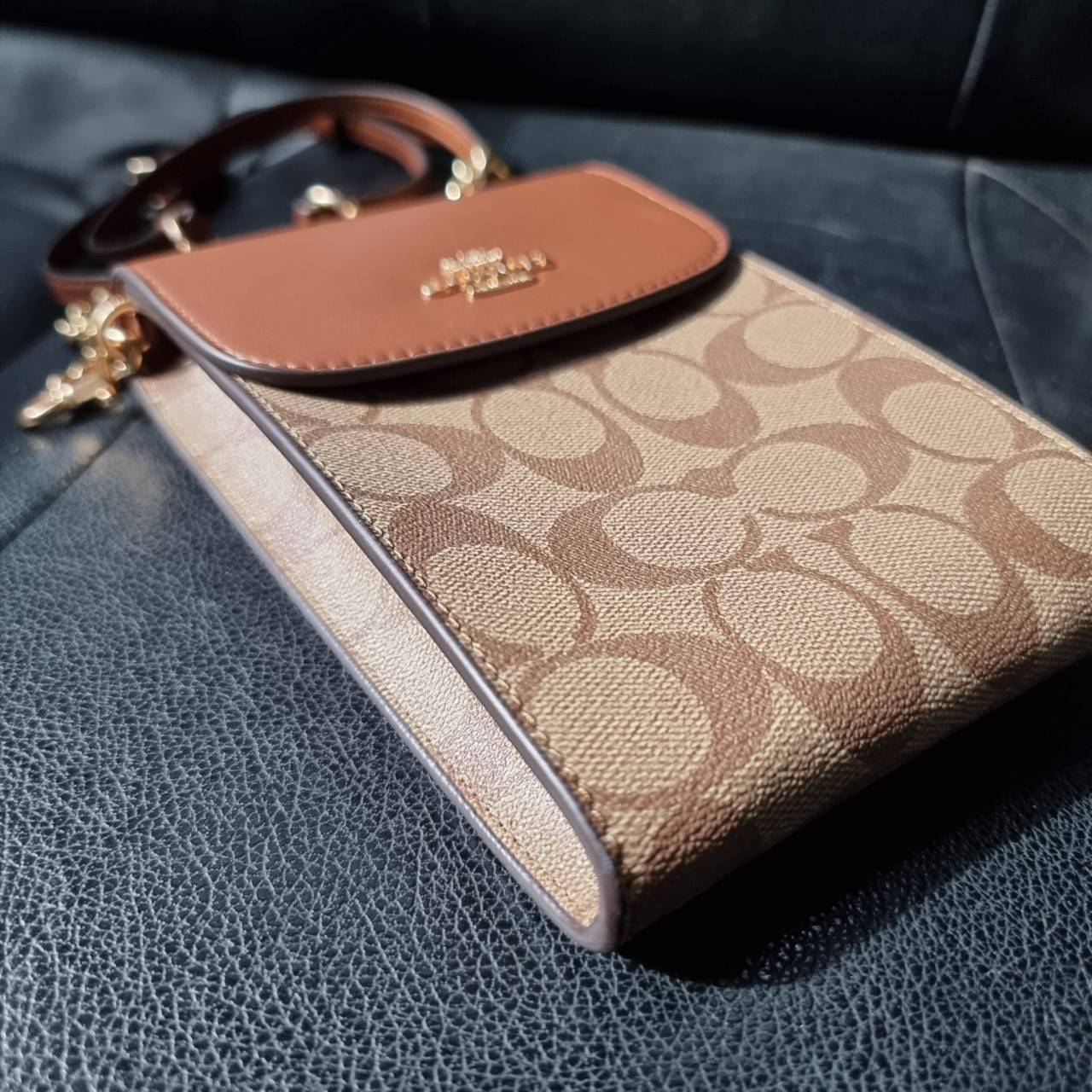 COACH 3051 RACHEL PHONE CROSSBODY IN SIGNATURE CANVAS HOT ITEM!! กระเป๋าสะพาย case phone ต้องมา ให้คุณพกพา gadget ล้ำไปได้ทุกที่ ใส่โทรศัพท์มือถือได้ทุกรุ่น ดีไซน์ใหญ่กว่าเดิม และยังมีช่องเก็บบัตรให้เพิ่มไปอีก ดีไซน์ลายซีคลาสสิค วัสดุหนังแคนวาส เปิด-ปิดด้