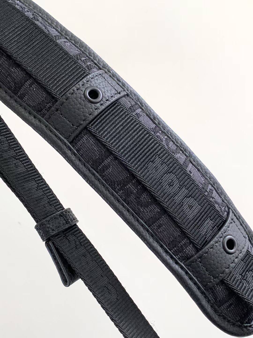 Dior Safari Square Oblique Messenger Bag / DIOR SAFARI MESSENGER OBLIQUE พร้อมส่ง กระเป๋าสะพายทรงแมสเซ็นเจอร์ ที่หนุ่มๆไม่ควรพลาด สวยหรูหราเป็นเอกลักษณ์แบรนด์ **สินค้าเกรดท็อปออริจินอล 1:1 สลับแท้ เกรดดีสุด ใช้งานต่างประเทศได้