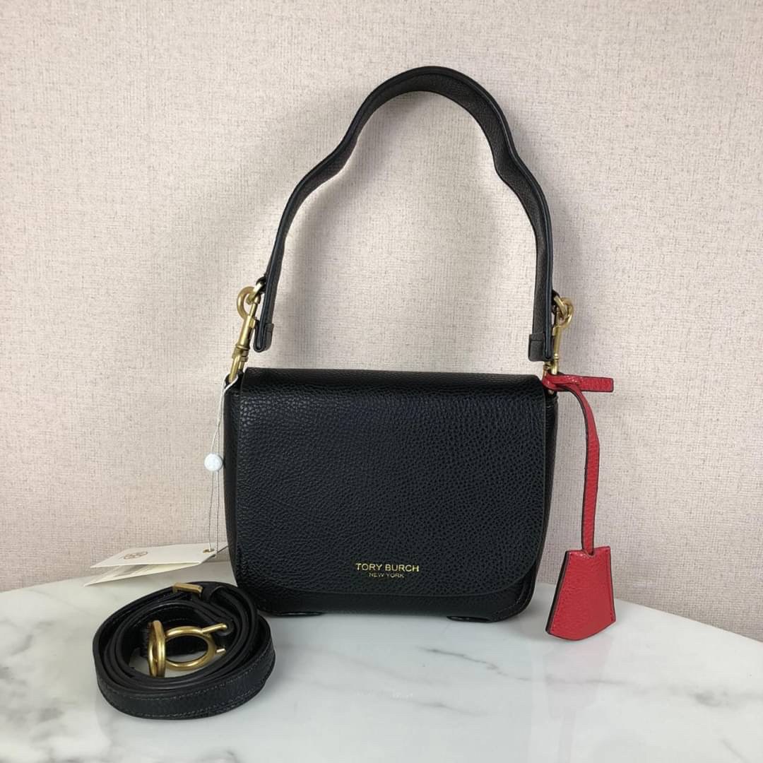 กระเป๋าสะพาย TORY BURCH เปิด - ปิดกระเป๋าด้วยแม่เหล็กแบบซ่อน ด้านในมีช่องเล็ก 1 ช่อง