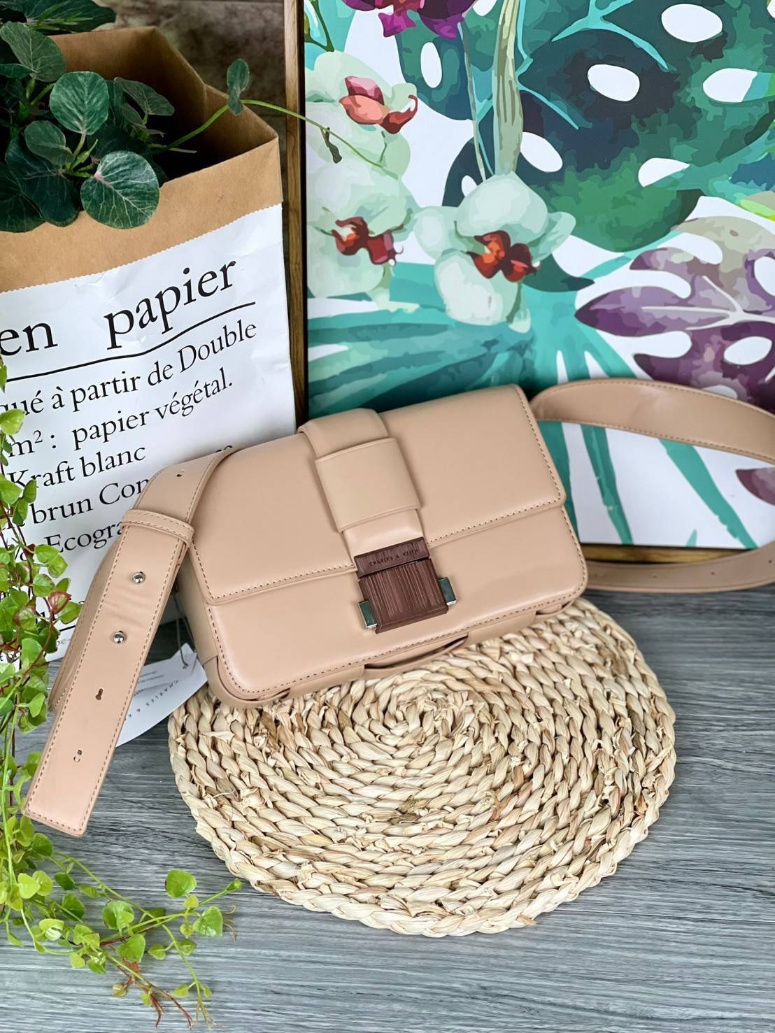 Charles & Keith Front Flap Push Lock กระเป๋าสะพายข้างทรงสวย จุดเด่นที่อะไหล่ลายไม้ตรงตัวเปิดปิด น้ำหนักเบา ด้านหลังมีช่องใส่ของได้ เปิดปิดแบบตัวกดล็อก ด้านในจุของได้พอสมควร เช่น iPhone 12 Pro Max กระเป๋าเงินใบกลาง/สั้นเป็นต้น สายสะพายยาวปรับสายได้ (ถอดสาย