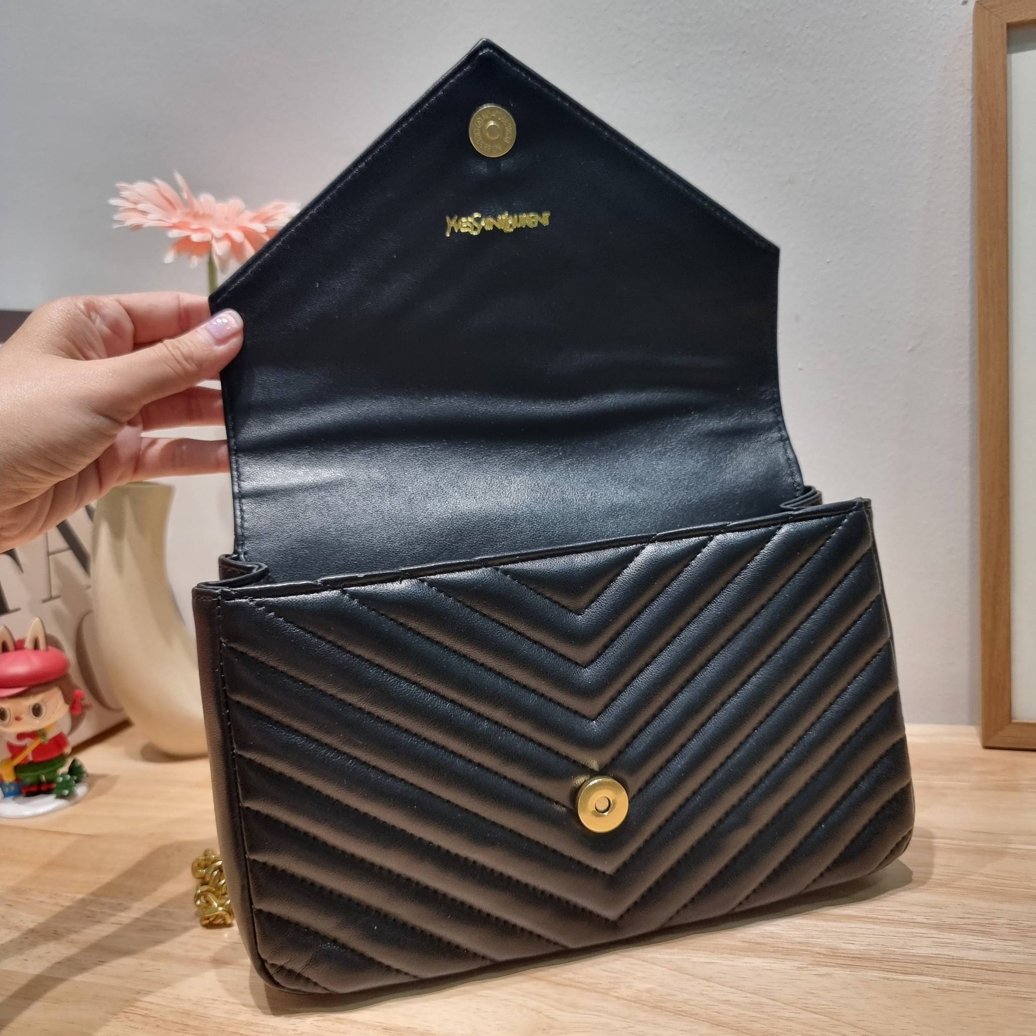 YSL College Medium Bag / Yves Saint laurent crossbody boutique กระเป๋าสะพายไหล่ ดีไซน์ทรงสวยหรู พิเศษ แถมฟรี พวงกุญแจห้อยเอกลักษณ์แบรนด์ ดูแพงไปหมดจริงๆไอเท็มนี้