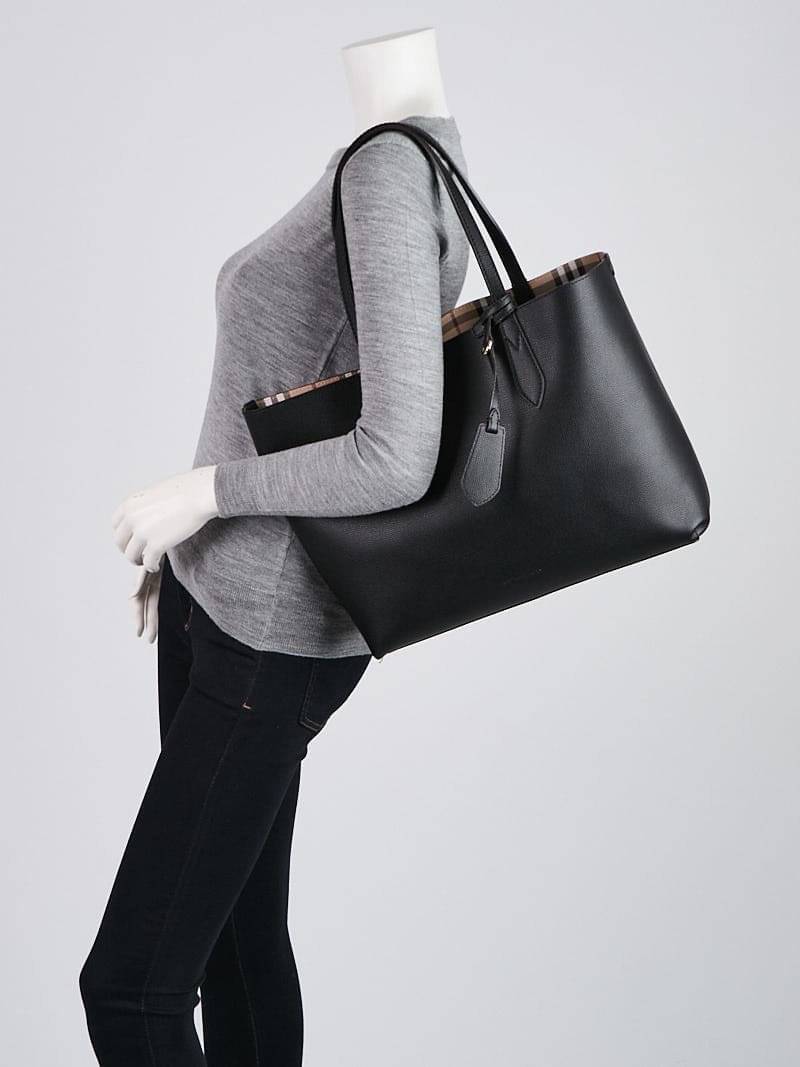 BURBERRY Leather Haymarket Check Medium Reversible Tote Bag กระเป๋าสะพายไหล่ทรงช้อปปิ้ง ทรงคลาสสิค ฮิตตลอดกาล ทรงสวยขนาดกำลังดี ตัวกระเป๋า วัสดุหนัง Pu ด้านหน้าติดโลโก้แบรนด์ ด้านในเป็นลายแรนด์ **สามารถใช้ได้ทั้ง2ฝั่ง ประดับด้วยป้ายแท็คหนัง ภายในช่องหลัก 