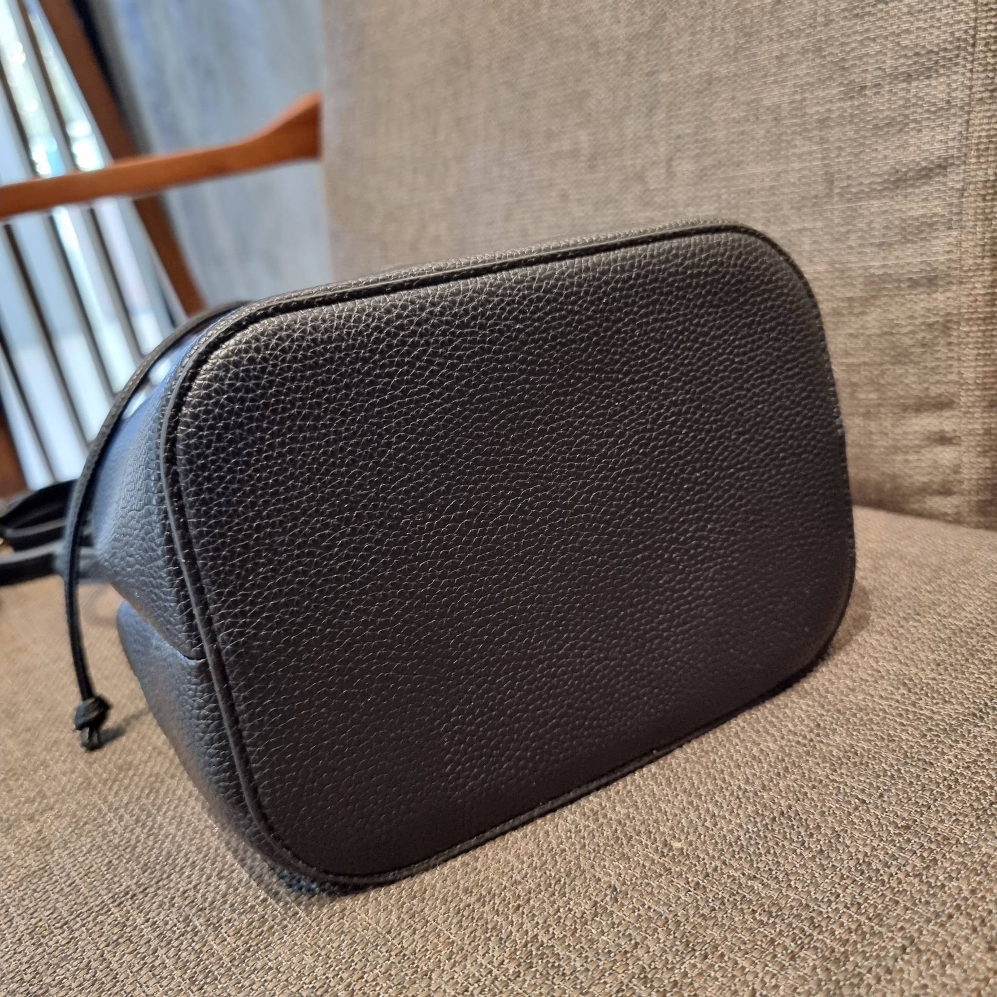 Prada leather bucket bag กระเป๋าสะพายทรงขนมจีบ ดีไซน์เรียบ แต่หรู น่าใช้มากๆ หนังสวยมาก วัสดุหนัง pepble สัมผัสนิ่มมือ ตกแต่งโลโก้สีทองตัดหนังดำ คือเลิศ!! ปากกระเป๋ารูดเปิดปิดได้ สะดวกใช้งาน ภายในโล่งกว้าง จุของได้เยอะ ไม่ธรรมดาเลย พิเศษ!! นอกจากสายคล้องใ