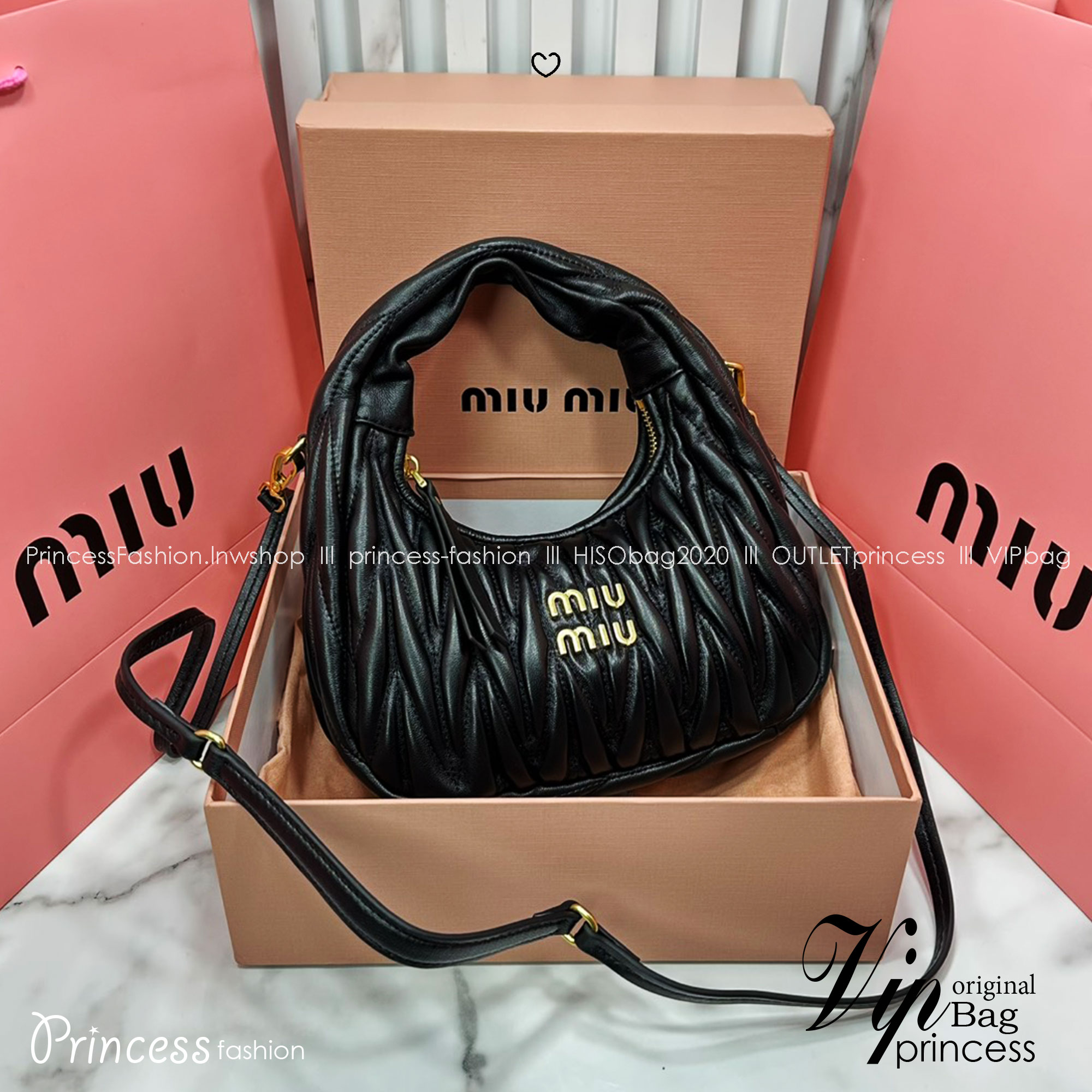 ORI หนังแท้ | MIU MIU Wander matelassé nappa leather hobo bag Small 22cm กระเป๋าสะพายทรงโฮโบ คิ้วท์สุดปัง ลุคลูกคุณหรูหราด้วยดีไซน์จับจีบนูนลวดลายเป็นเอกลักษณ์ หูจับในตัว ถือแบบเลิศๆ หรือจะใส่สายสะพายข้างก็ได้อีกลุค