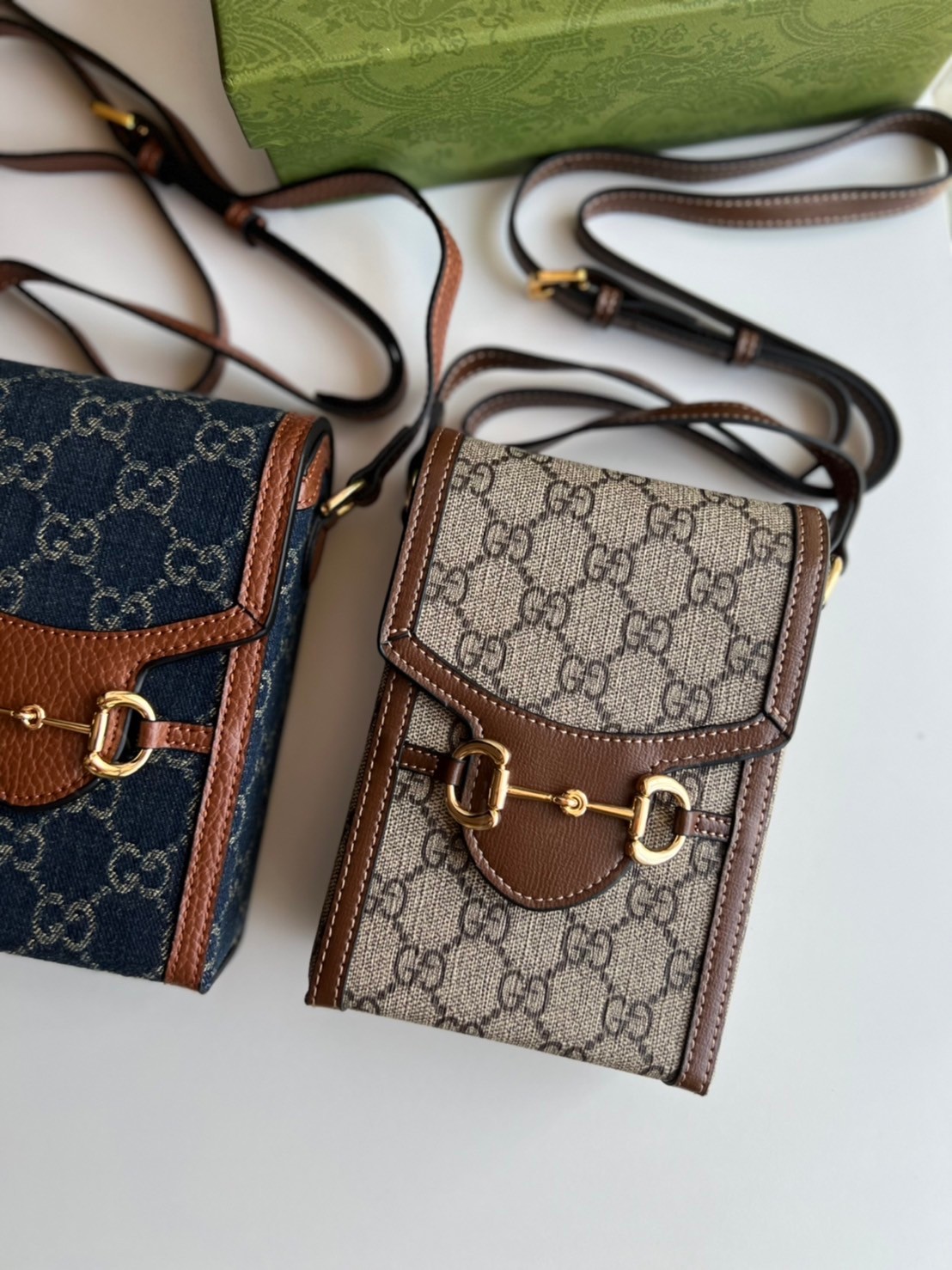Gucci Horsebit 1955 mini bag / Gucci Phone Bag ออริจินอล รุ่นยอดฮิต ไซส์มินิ ที่ใครๆก็ต้องรู้จัก!! กับกระเป๋าขนาดมินิในรูปแบบผ้าแจ็คการ์ดสีขาวงาช้างและน้ำเงิน ได้รับแรงบันดาลใจมาจากดีไซน์ดั้งเดิม ซึ่งแอคเซสเซอรี่นี้โดดเด่นด้วยรายละเอียดดั้งเดิมที่ทันสมัยโ