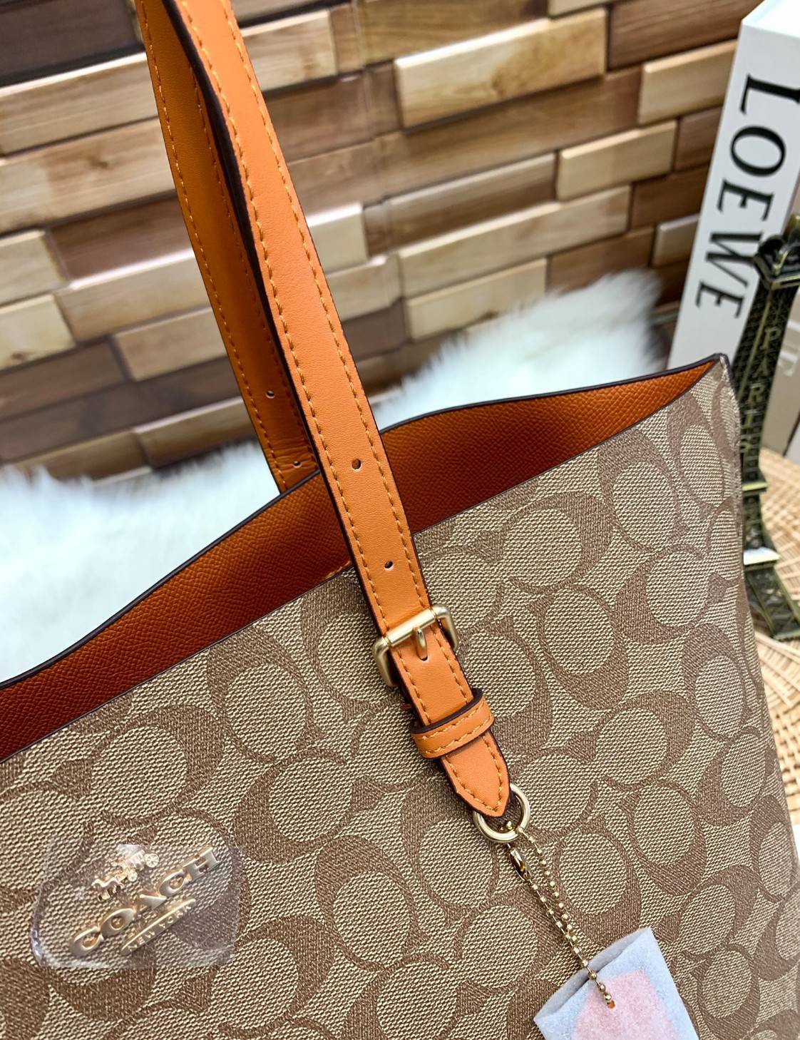 COACH MOLLIE TOTE IN SIGNATURE CANVAS ((1665)) พร้อมส่งอีกครั้ง ห้ามพลาดค่า! กระเป๋าหิ้ว//คล้องไหล่ ใบใหญ่ ทรงTote หนังแท้นิ่มอย่างดีค่ะ ภายในแบ่ง2ช่องใหญ่ สามารถใส่ A4ได้เลย ช่องกว้างมากๆ มีช่องกระเป๋าซิปกลางให้ใส่ของอีกช่องนะคะ