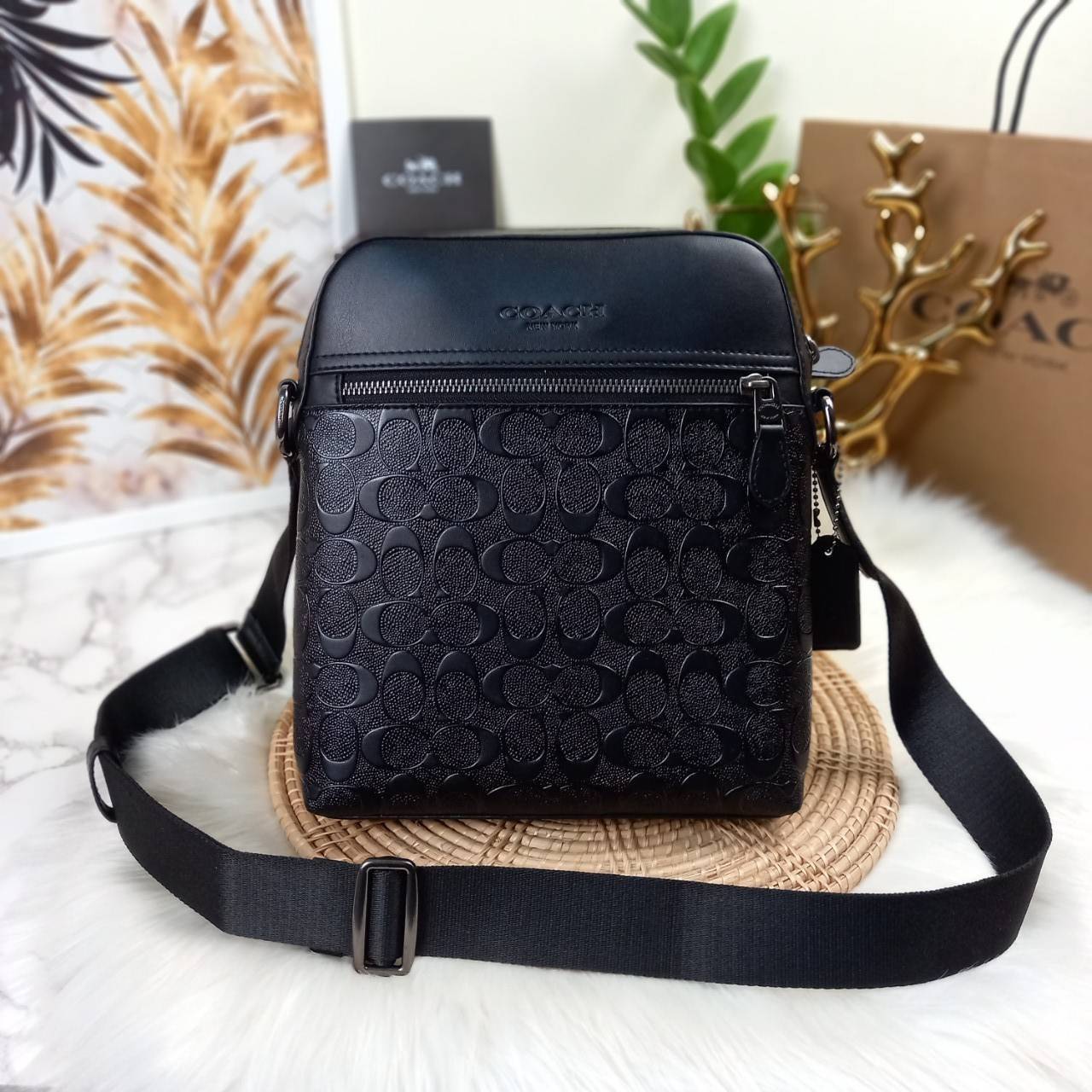 COACH HOUSTON FLIGHT BAG IN SIGNATURE LEATHER (COACH F73338) กระเป๋าสะพาย ลวดลาย C นูน SIGNATURE ที่ดูโดดเด่นมาก// วัสดุหนังแท้ทั้งใบ อยู่ทรงสวย// ด้านในโล่งกว้าง จุของได้เยอะ ด้านหน้ามีอีกช่องซิบไว้เก็บของสำคัญได้อย่างเป็นสัดส่วน ลงตัว เปิด-ปิด ด้วยซิบ/ 