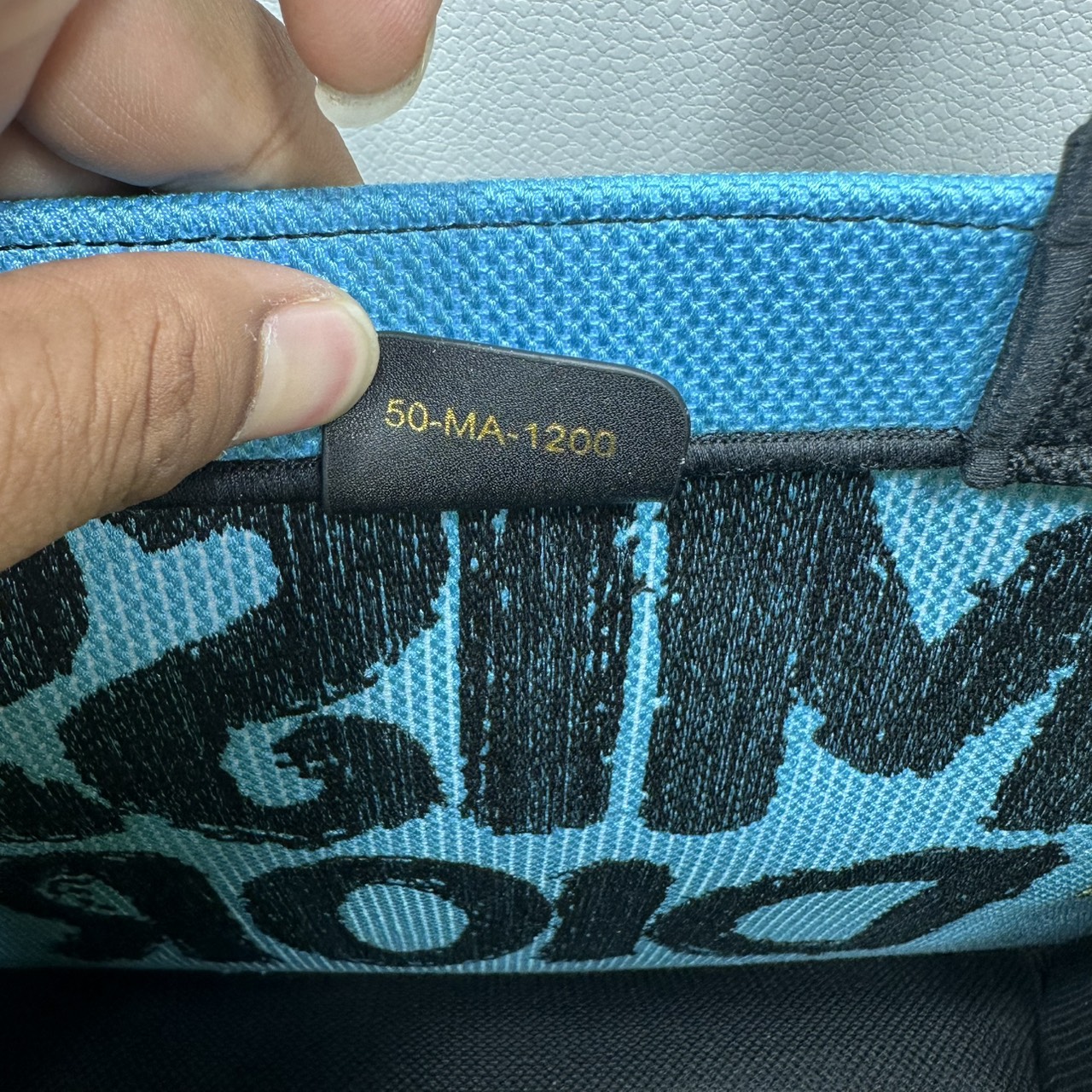 ORI หนังแท้ | ORI หนังแท้ | Dior BookTote Yellow-Blue Miss Dior Embroidery Tote Bag กระเป๋าทรงโท้ทคอลใหม่ โทนสีสดใสคลาสสิก สวยงามและหรูหรา