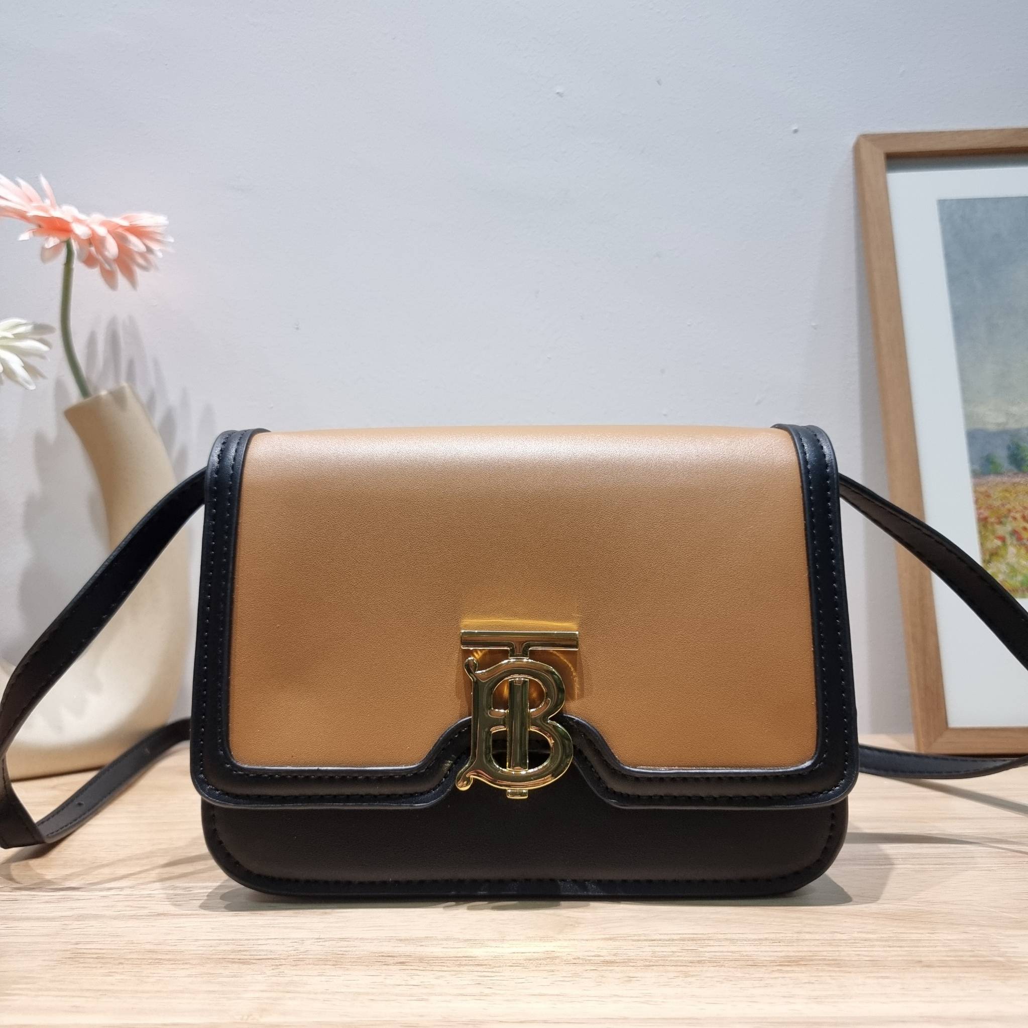 BURBERRY FRAGRANCES CROSSBODY BAG / BURBERRY SMALL CHECK CANVAS AND LEATHER TB BAG เบสท์ไอเท็ม!! คอลเลคชั่นที่ปังตลอดปี รอบนี้ออกแบบสไตล์ผู้ดีอังกฤษ เป็นเอกลักษณ์ london check โดดเด่น