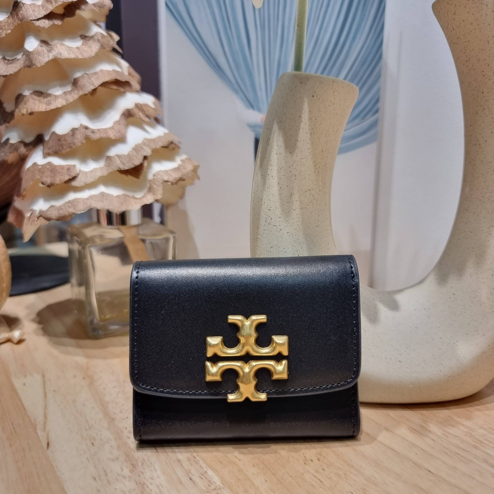 Tory wallet bag / TORY BURCH ELEANOR COMPACT WALLET กระเป๋าสตางค์ใบสั้นรุ่นขายดี แบบพับ ตัวมัมตัวแม่มากๆ ดูหรูหราทุกสี ดีไซน์คลาสสิค ขนาดกำลังพอเหมาะ โดดเด่นด้วยโลโก้สีทองดูแพง