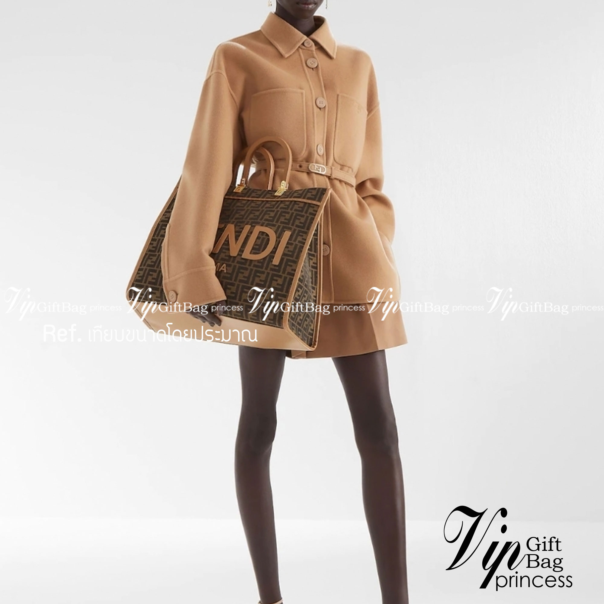 FENDI SHOPPING TOTE BAG / FENDI TOTE BAG กระเป๋าถือ/สะพายไหล่ ทรงสวย หรู ดูโดดเด่น ดีไซน์ทันสมัย วัสดุผ้าท็อปแคนวาสปั๊มลายแบรนด์รอบใบ ภายในโล่งกว้างมาก มาพร้อมหูจับในตัวและสายสะพายไหล่ ใช้งานได้ 2IN1