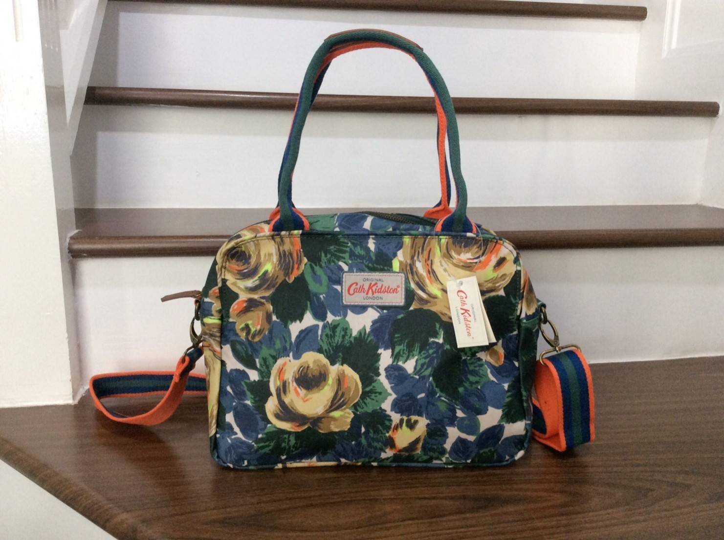 Cath Kidston Matt Oilcloth Busy Bag Handbag Crossbody Dimension: 34 x 22 x 12 cm / Strap 120 cm 2 way use, either use as a handbag or a cross body bag Waterproof matt oilcloth surface 2015AW Season's Oxford Rose Print in Deep Blue Colour