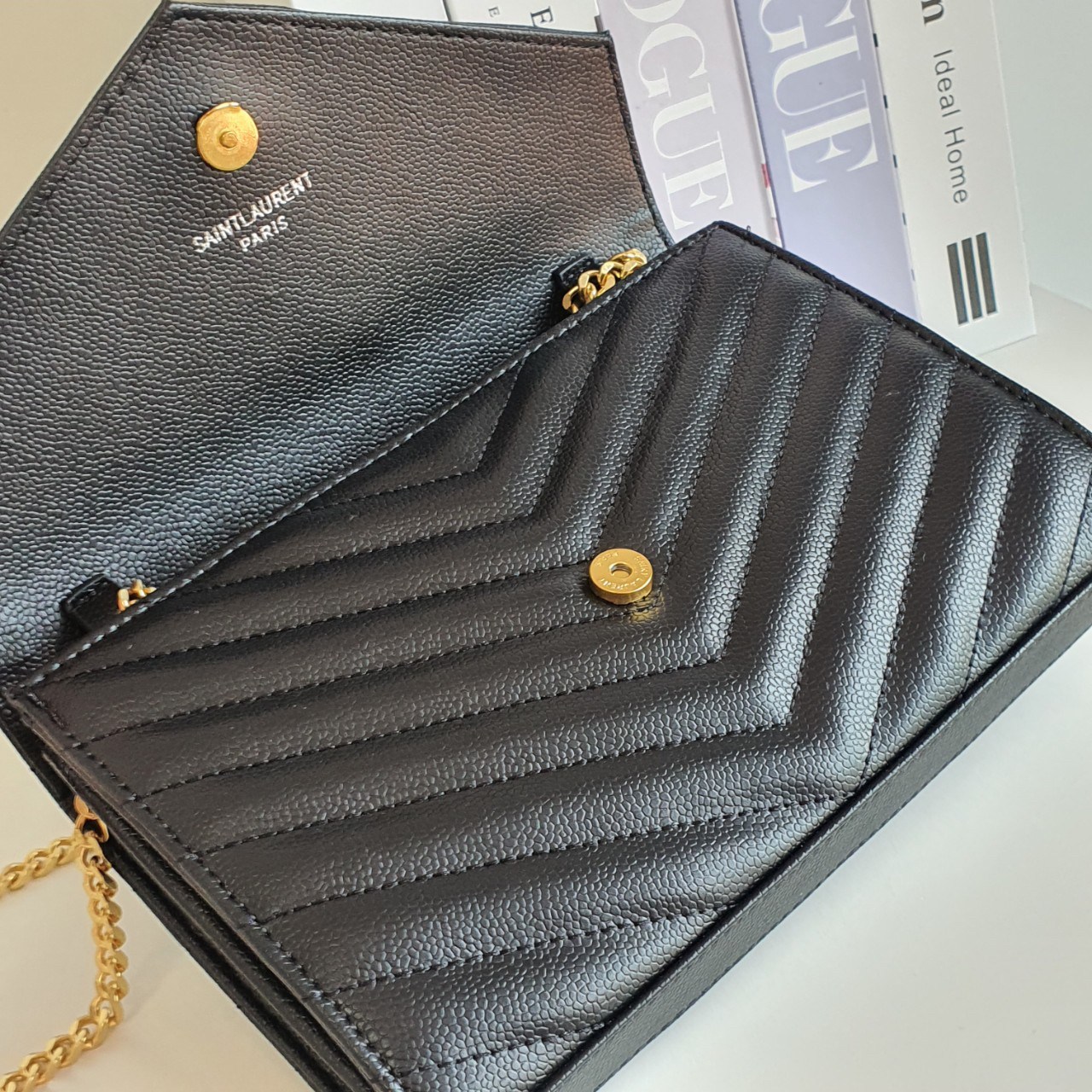 YVES SAINT LAURENT YSL BAG VIP GIFT WITH PURCHASE (GWP) พรีเมี่ยมกิ้ฟ Limited Edition จาก YSL DUTY FREE COUNTER วัสดุหนังแท้ลายคาเวียร์ ทรงหน้าจดหมายลายทาง สวยหรูมาก อะไหล่ทอง เปิดปิดด้วยกระดุมแม่เหล็ก ภายในโล่งมี2ช่องใหญ่ ช่องซิปใหญ่ มีที่ใส่บัตร12ใบ มาพ