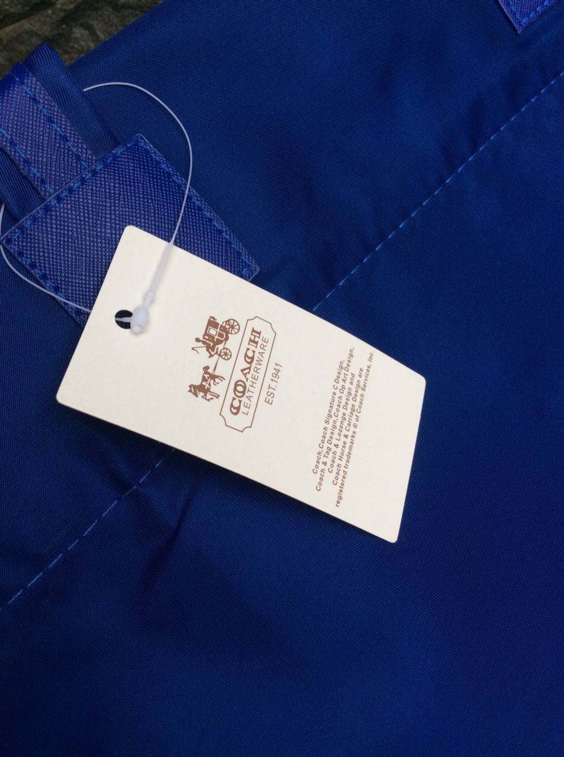 COACH nylon tote bag กระเป๋าสะพายทรง tote วัสดุ nylon หูหิ้วหนัง+ nylon ด้านหน้าปั๊ม logo brand เปิดปิดด้วยกระดุมแม่เหล็ก ภายในกว้าง ใส่ A4 ได้ และมีช่องซิปเล็กใส่ของจุกจิก ใบนี้จุได้เยอะ ทนทานทำความสะอาดง่ายค่ะ สวยทุกสีค่ะ