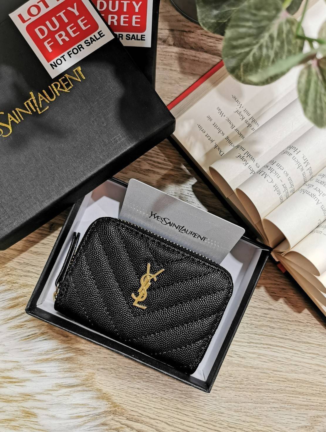 พรีเมี่ยมกิ๊ฟแท้ 100% 】YVES SAINT LAURENT YSL BEAUTY ZIP POUCH VIP GIFT WITH PURCHASE (GWP) พรีเมี่ยมกิ้ฟ Limited Edition จาก YSL Lotte Duty Free Korea วัสดุหนังคาร์เวียร์ขึ้นลายสวยอยู่ทรงคลาสสิค