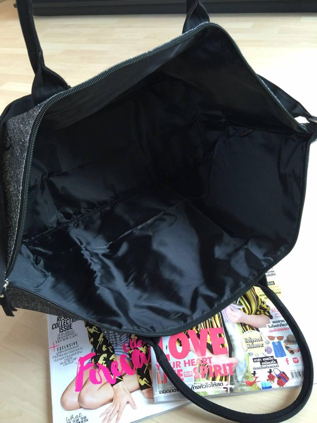 Best Seller! Victorias Secret Limited Edition Weekender Tote Bag Silver Glitter XL Zipper กระเป๋าสะพายไซส์ XL สวยเด่นสะดุดตาสีบรอนซวิ้ง ด้านหน้ามีโลโก้อักษรสีดำ ตัดกับสีกระเป๋าอย่างสวยงาม เปิดปิดซิป ภายในกว้างขว้างมาก จุเสื้อผ้าไปเที่ยว ตจว. ได้ประมาน 3-4