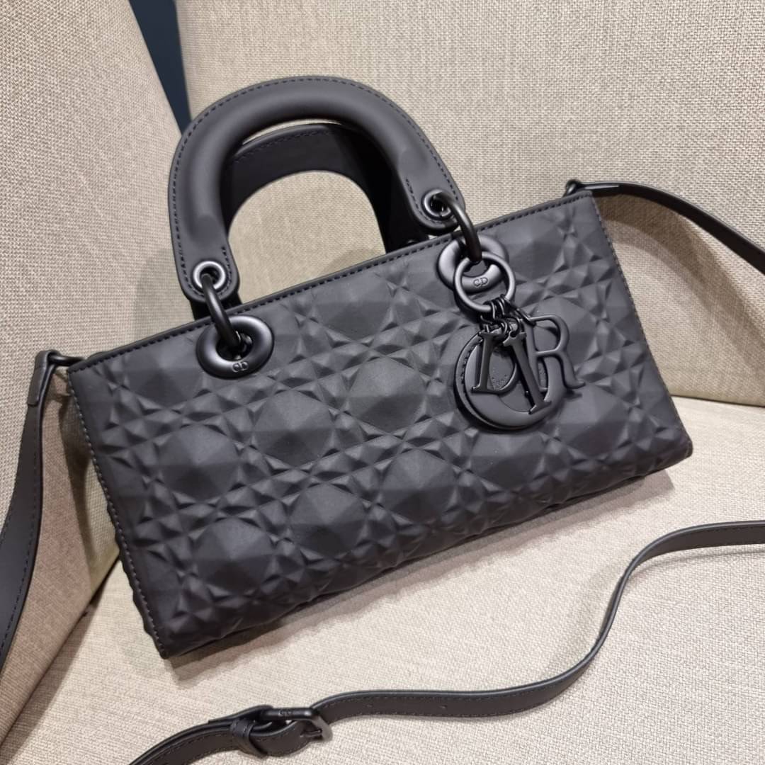 พร้อมส่ง DIOR LADY D-JOY BAG Cannage Calfskin with Diamond Motif / CD LADY D-JOY BAG ดีไซน์ใหม่ อัพเลเวลความหรู กับกระเป๋าสะพายข้างที่รอบนี้ดีไซน์รูปทรงโฉมใหม่ ใช้งานง่ายขึ้น สะดวกใช้มากขึ้น