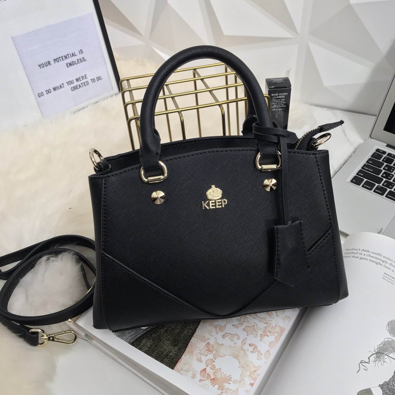 รุ่นขายดีที่สุด 👍 จากแบรนด์ KEEP รุ่น Elegance รอบนี้เข้ามา 2 size ให้เลือกเลยค่า **จุดเด่นที่ >หนังคุณภาพ ลายหนัง saffiano > ถือสะพายเข้าง่ายกับทุกชุด >ทรงสวยมากคะ ขนากกระเป๋ากำลังดีคะ ใส่ กปต ยาว มือถือได้ทุกรุ่น > มีช่องย่อยแบ่งเก็บ