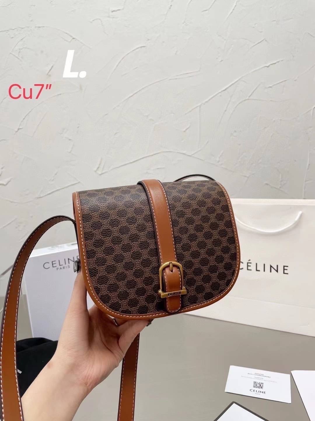 CELINE VINTAGE / CELINE Macadam crossbody bag / CELINE FOLCO BAG IN TRIOMPHE CANVAS กระเป๋าสะพายสไตล์วินเทจ หากใครที่กำลังมองหากระเป๋าสะพายข้าง ขนาดกะทัดรัด และเรียบหรู ต้องใบนี้เลยค่ะ