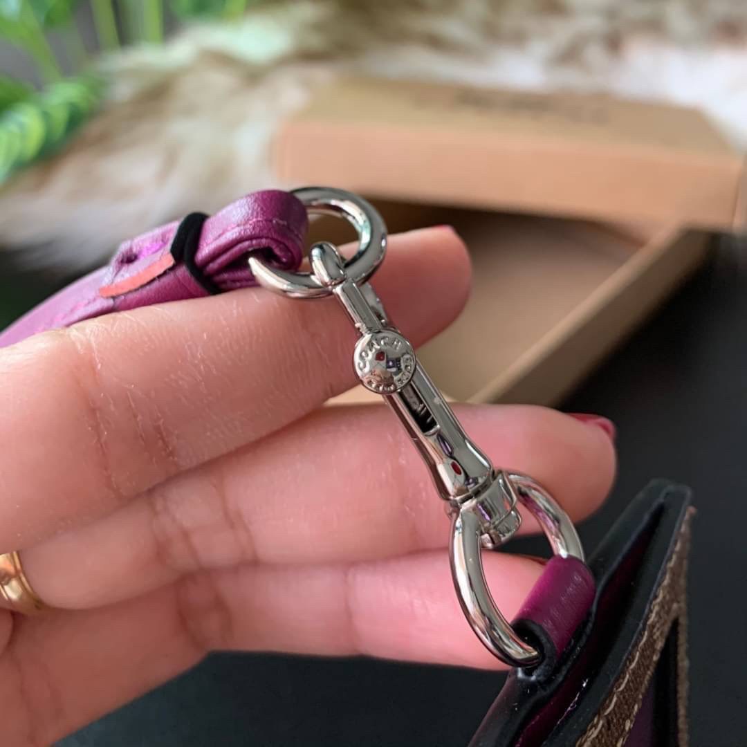 COACH F63274 ID LANYARD IN SIGNATURE COATED CANVAS กระเป๋าใส่บัตรคล้องคอ ลาย C ทั้งใบ ด้านหน้าตกแต่งชื่อแบรนด์ สวยมากกก ใส่บัตรพนักงาน และบัตรต่างๆ มาพร้อมสายคล้องคอ สายถอดออกได้ ตัวกระเป๋ามี 3 ช่องค่ะ