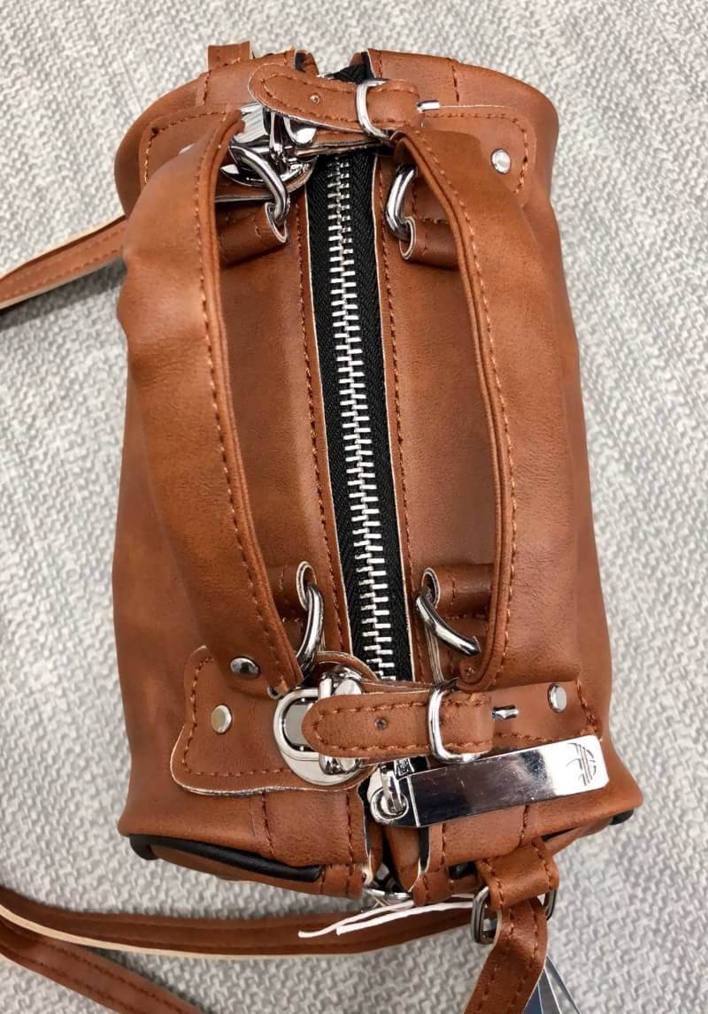 Adidas mini shoulder bag and messenger bag 2018 พร้อมส่ง กระเป๋าสะพายข้างแนว Sport วัสดุ pu หนังนิ่ม น้ำหนักเบาค่ะ ใช้ได้ทั้งด้านหน้าและหลังค่ะ ตัวกระเป๋าสกรีนโลโก้แบรนด์ เปิดปิดกระเป๋าแบบซิป ภายในโล่ง กว้างสามารถใส่มือถือได้ กระเป๋าสตางค์ใบเล็กได้ หรือขอ