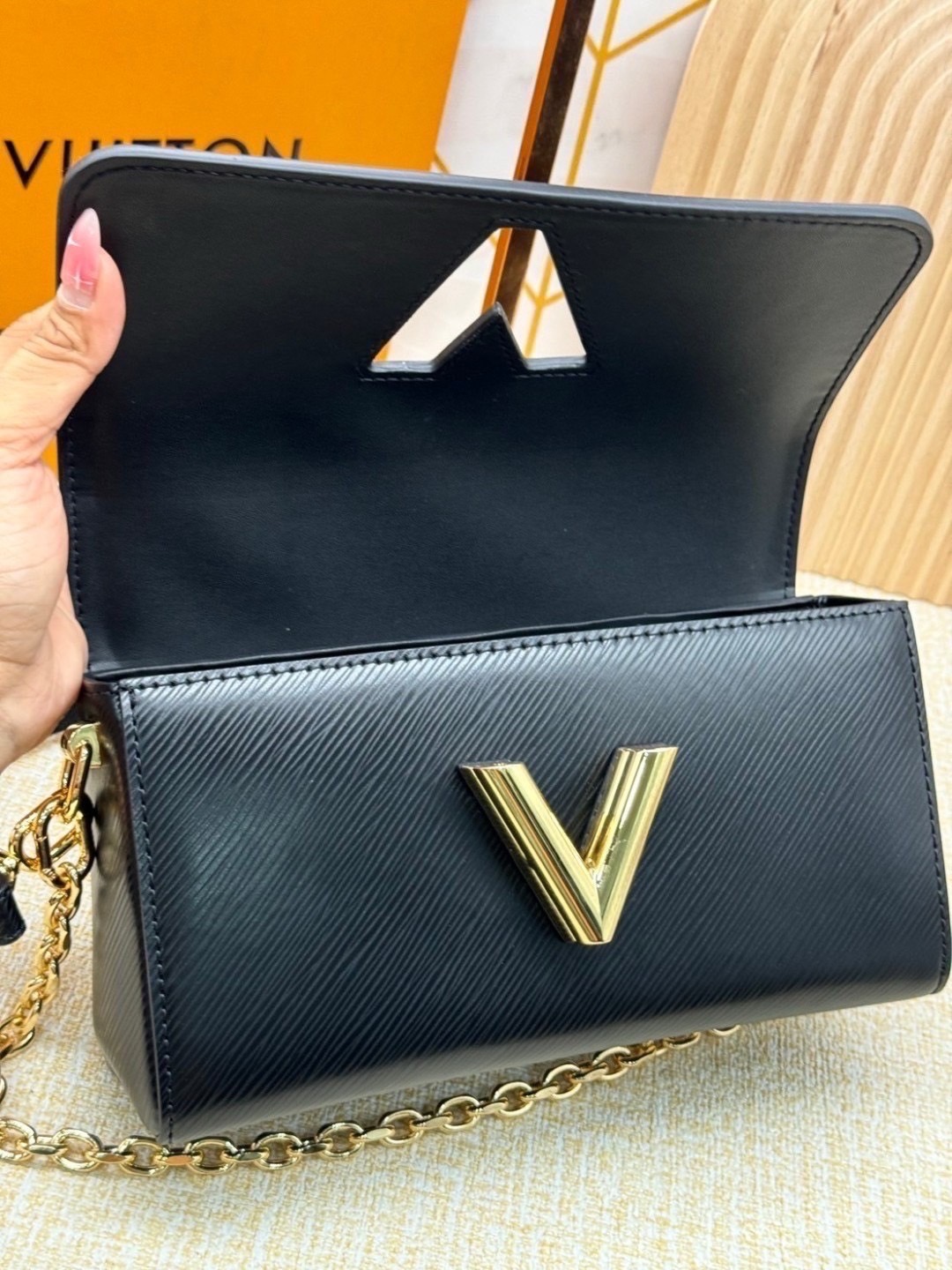 ORI หนังแท้ | LV Twist West Bag กระเป๋าสะพายหนัง Epi ลายเกรน สุดคลาสสิกมาดีไซน์ใหม่ในรูปทรงยาวเผยลุคมีระดับเหนือกาลเวลา ความหรูหราเข้ากับสตรีตสไตล์