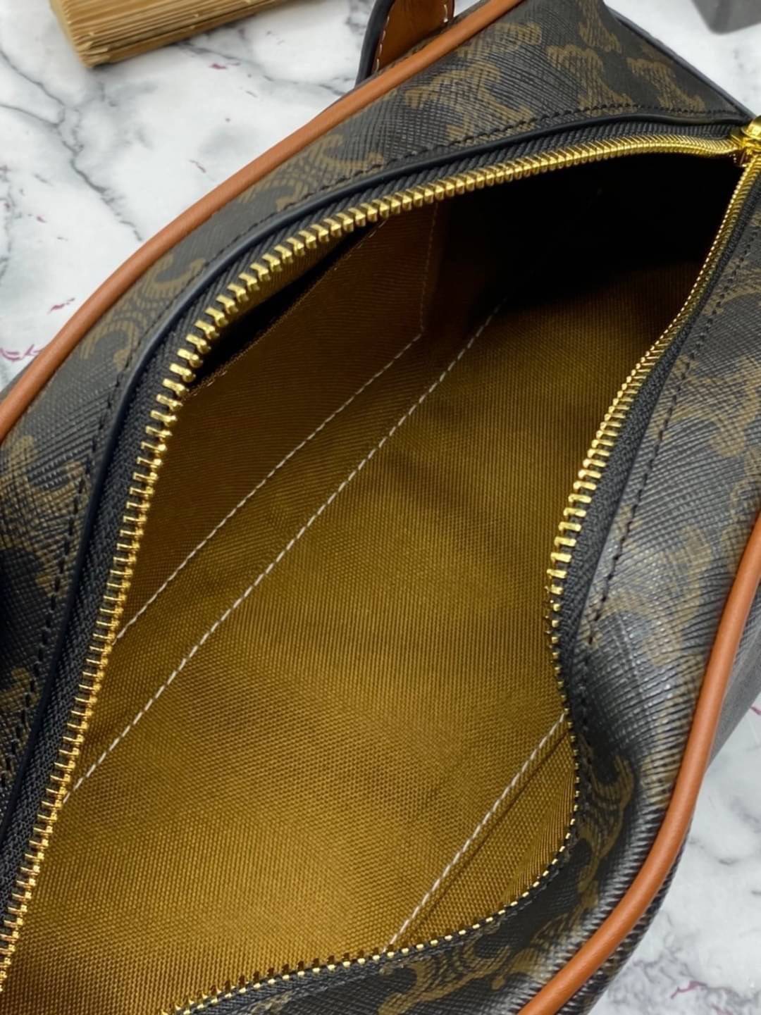 หนังแท้ CELINE MEDIUM TECKEL IN TRIOMPHE CANVAS AND CALFSKIN TAN / CELINE TRIOMPHE SHOULDER BAG / CELINE TRIOMPHE HANDBAG กระเป๋าถือหรือสะพายไหล่ ก็ปังๆ ยาวๆ ไปเลยสิค่ะ งานหนังแท้ทั้งใบสวยหรู สวยมากกก เก๋มาก ต้องมีแล้วค่าา แบบใหม่ล่าสุด งานพึ่งเข้ามาน้อยน