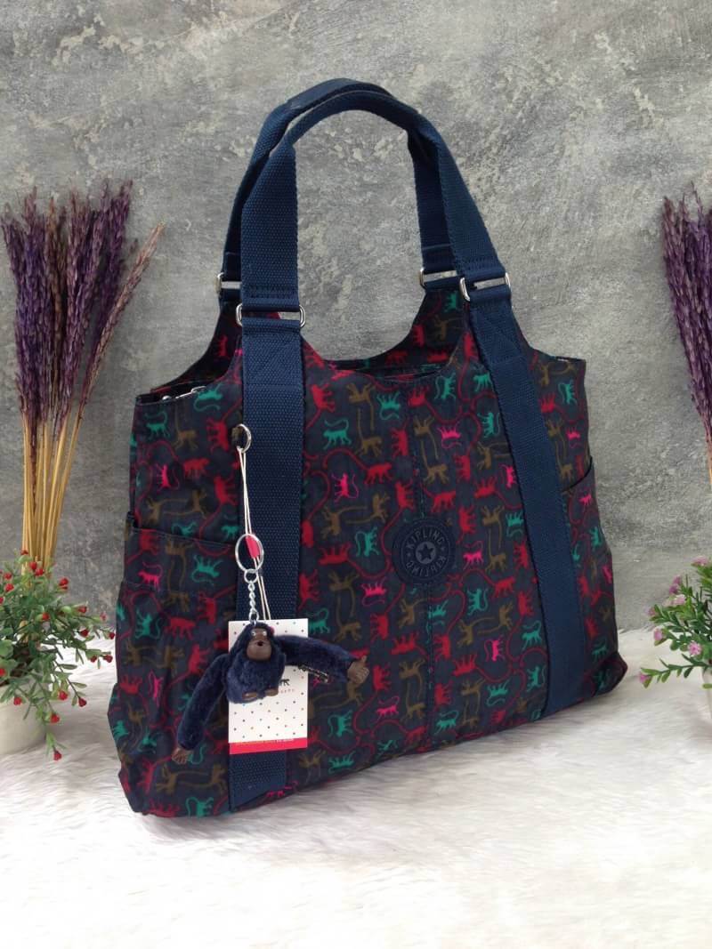 Kipling รุ่น Cicele กระเป๋าสะพายไหล่ใบใหญ่ สวยน่ารัก ตัวกระเป๋าด้านในเป็นช่องโล่งแบบปิดเปิดด้วยซิป มีช่องซิปด้านใน ด้านข้างกระเป๋า มี 2 ช่อง ปิดเปิด ด้วยเทป พร้อมที่ใส่โทรศัพท์ ปากกา และ MP 3 ในส่วนด้านใน และ ด้านข้างกระเป๋า ซ้าย-ขวา เป็นช่องขนาดเล็กสำหรั